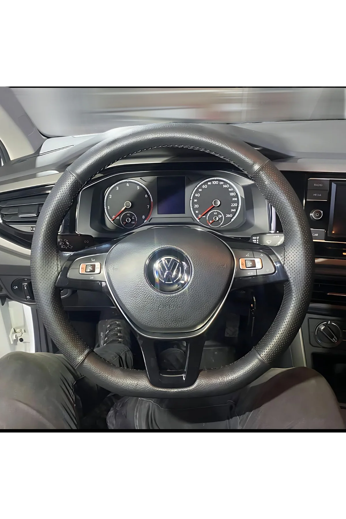 DİKİŞLİ DİREKSİYON KILIFI SİYAH DERİ NOKTALI DERİ SİYAH DİKİŞLİ VOLKSWAGEN POLO İÇİN