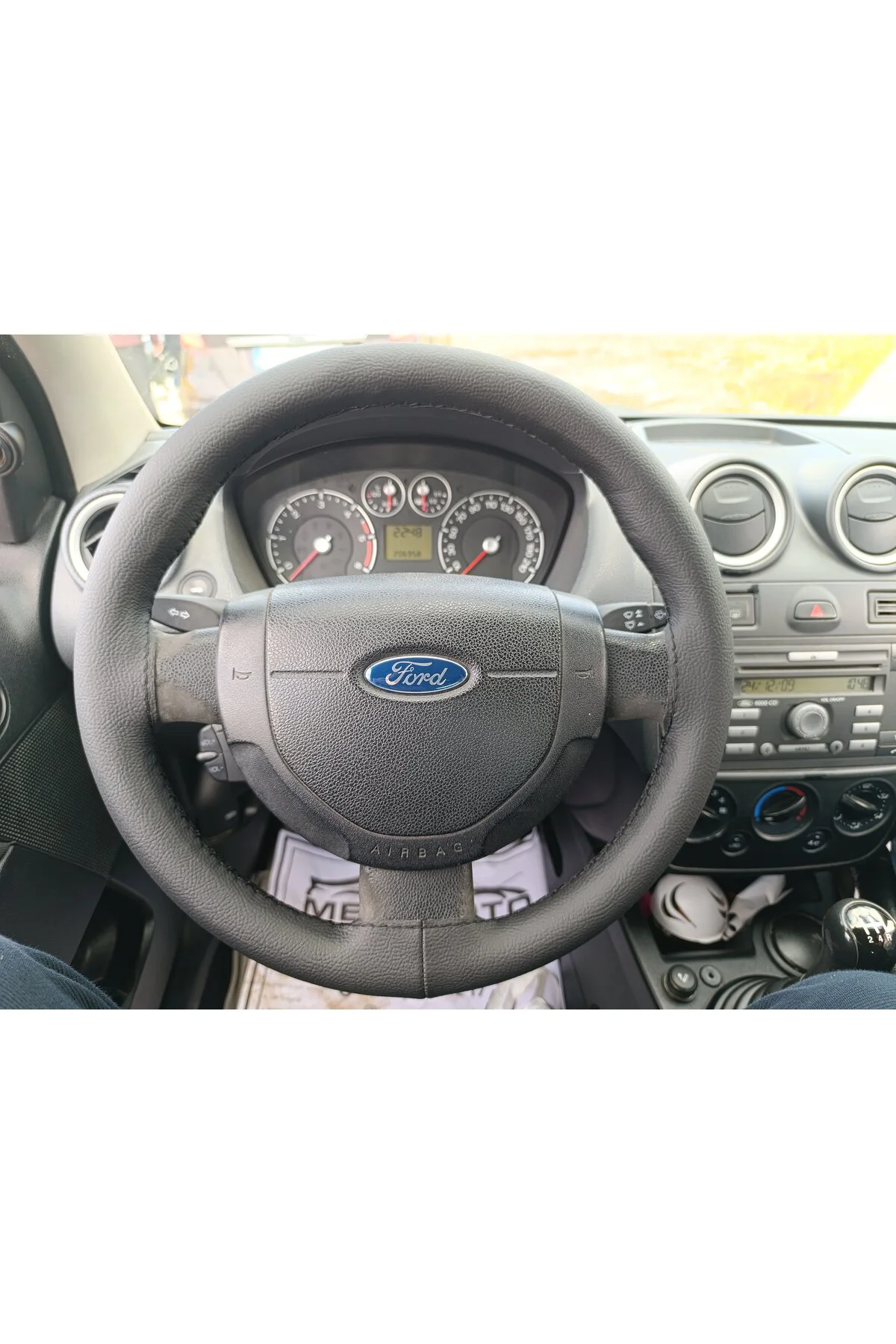 DİKİŞLİ DİREKSİYON KILIFI SİYAH DERİ SİYAH DİKİŞLİ FORD FİESTA İÇİN