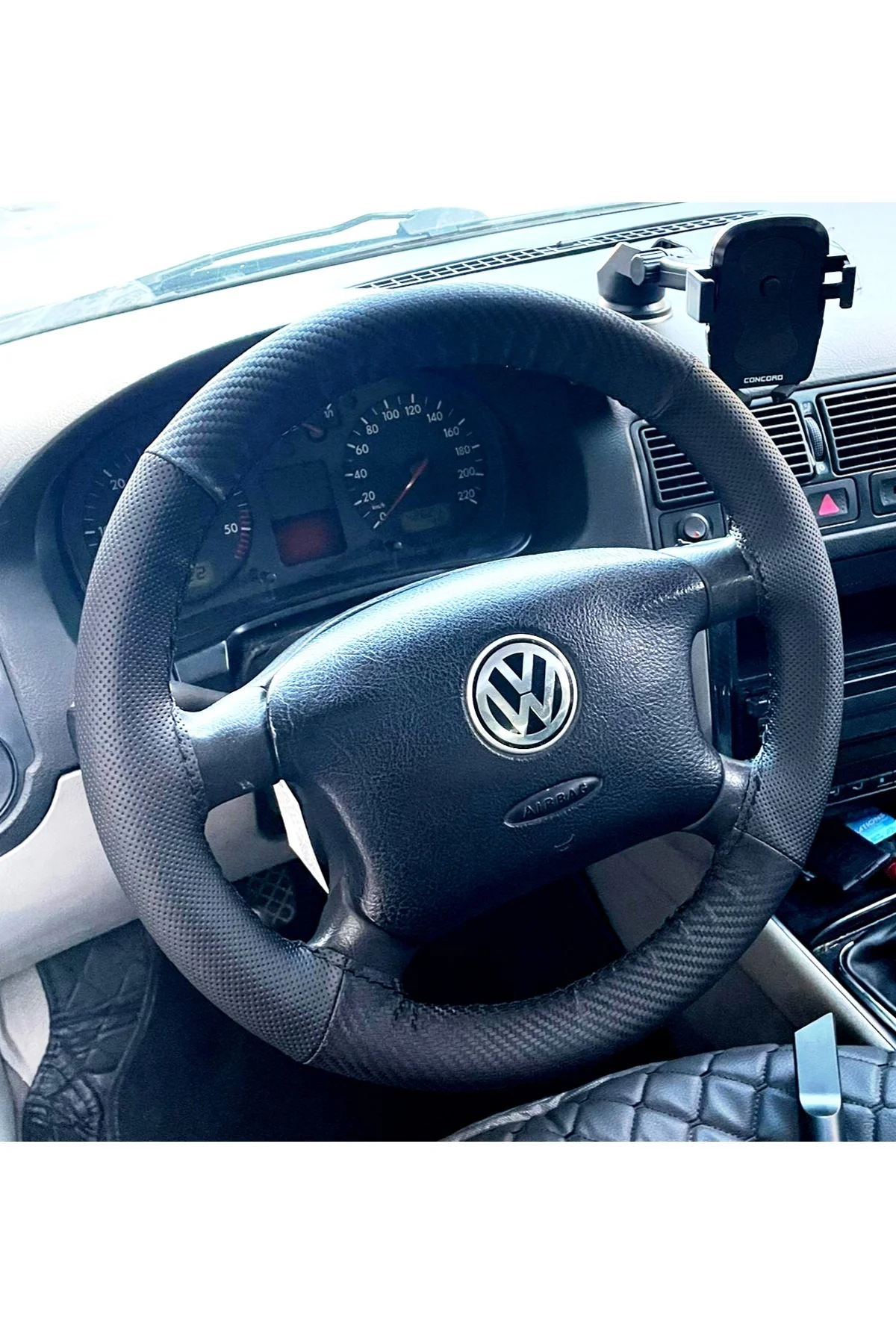 DİKİŞLİ DİREKSİYON KILIFI NOKTALI DERİ KARBON DERİ SİYAH DİKİŞLİ VW GOLF 4 İÇİN