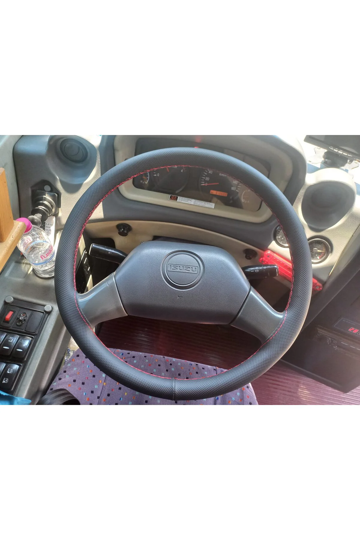 DİKİŞLİ DİREKSİYON KILIFI NOKTALI DERİ KIRMIZI DİKİŞLİ ISUZU NOVOCİTİ