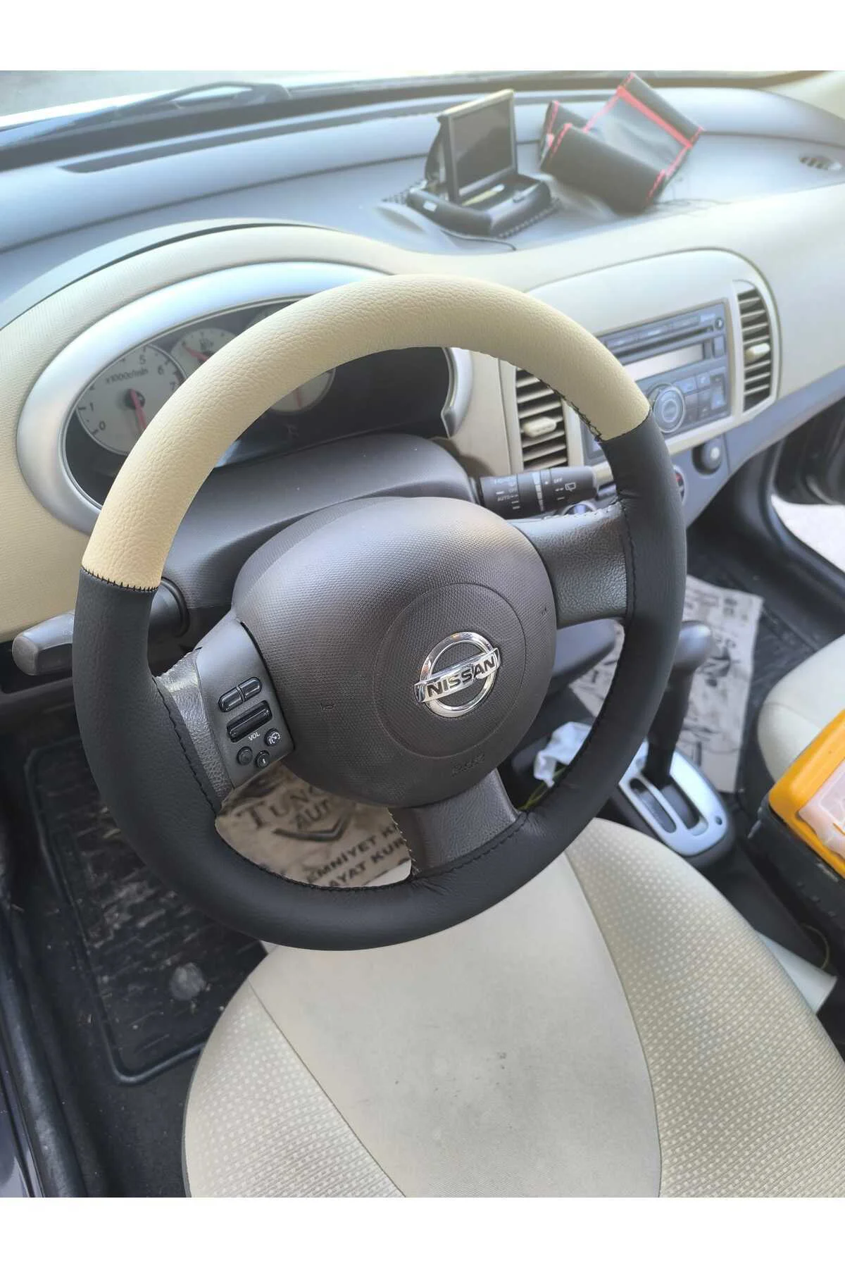 Dikişli Direksiyon Kılıfı Siyah/bej Deri Siyah Dikişli Nissan Micra İçin