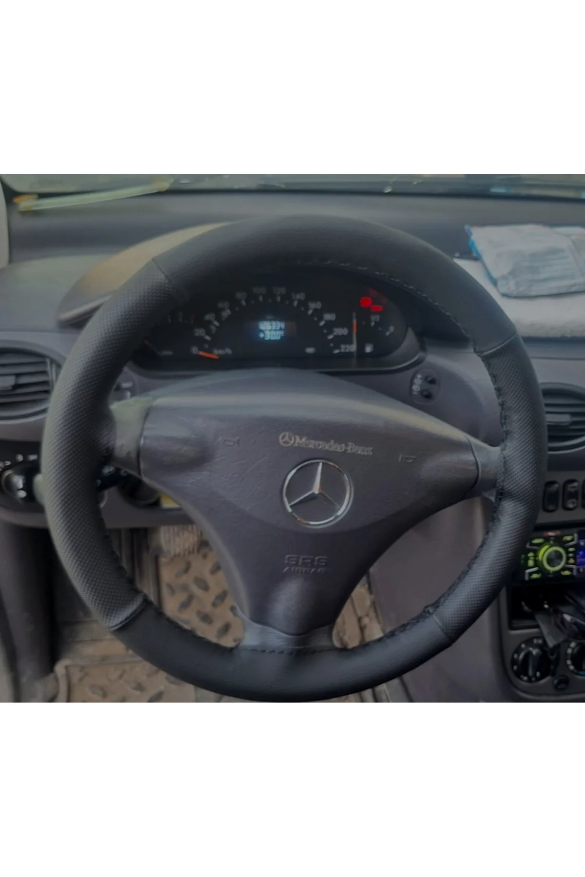 DİKİŞLİ DİREKSİYON KILIFI SİYAH DERİ NOKTALI DERİ SİYAH DİKİŞLİ MERCEDES A140 İÇİN