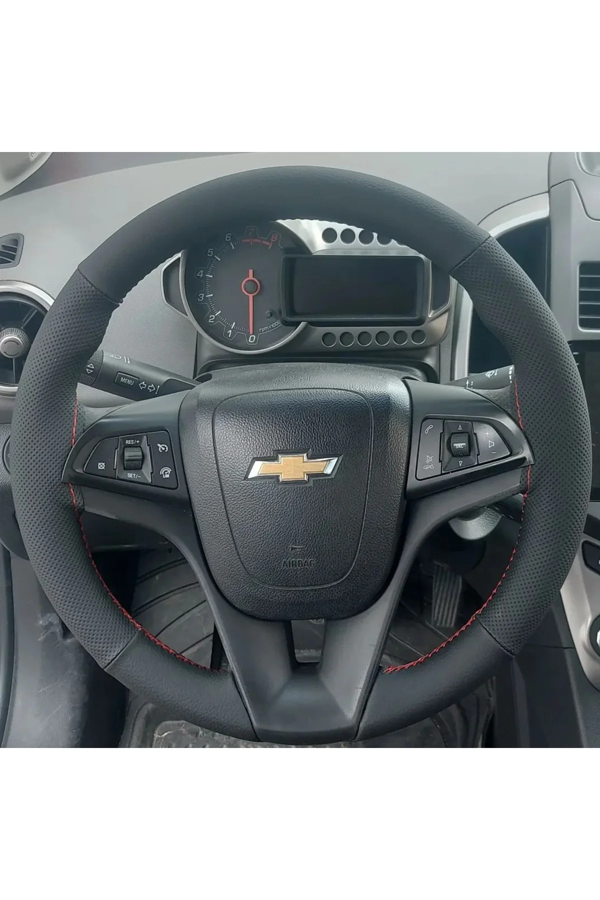 DİKİŞLİ DİREKSİYON KILIFI SİYAH DERİ NOKTALI DERİ KIRMIZI DİKİŞLİ CHEVROLET AVEO İÇİN