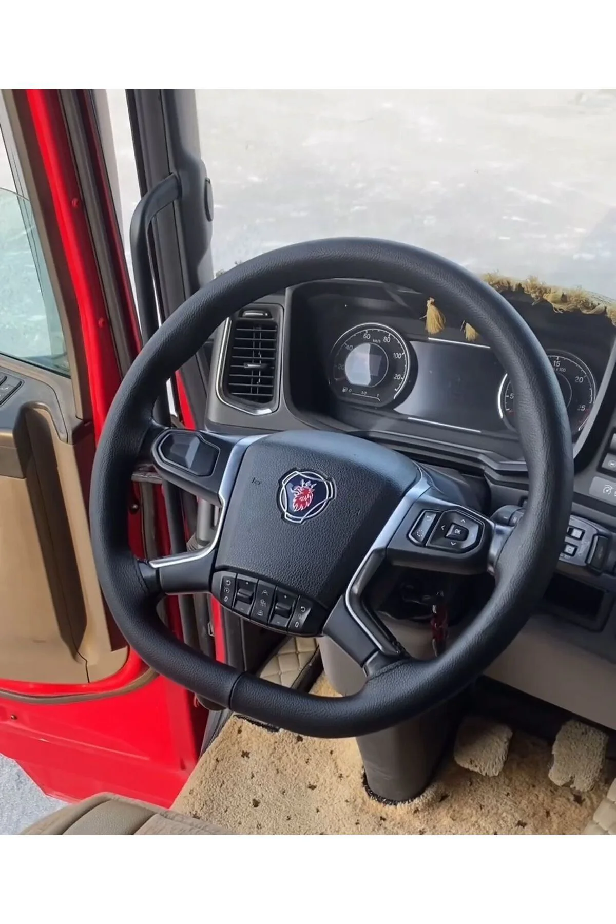 Dikişli Direksiyon Kılıfı Damarlı Siyah Deri Siyah Dikişli Scania