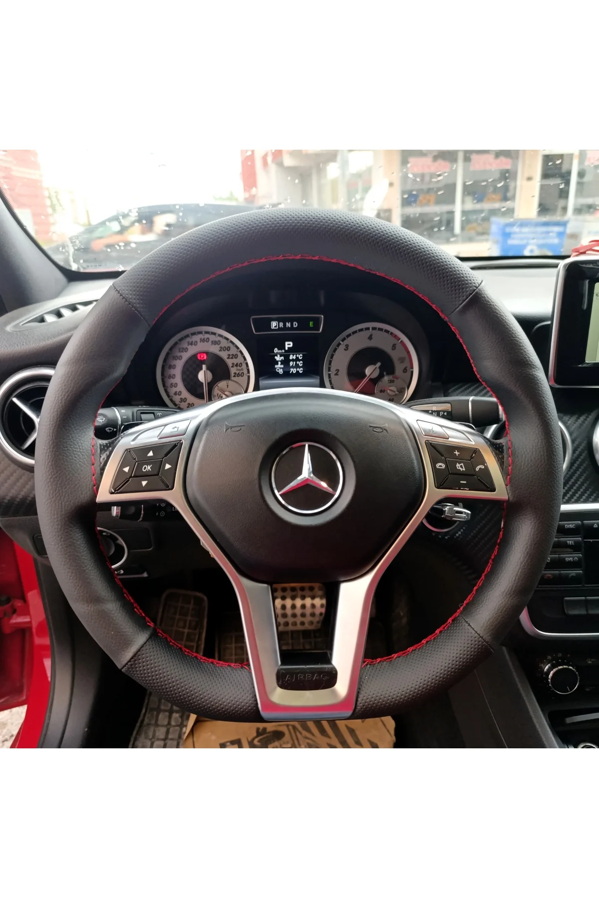 DİKİŞLİ DİREKSİYON KILIFI SİYAH DERİ NOKTALI DERİ KIRMIZI DİKİŞLİ MERCEDES A180 (FOTODAKİ) İÇİN