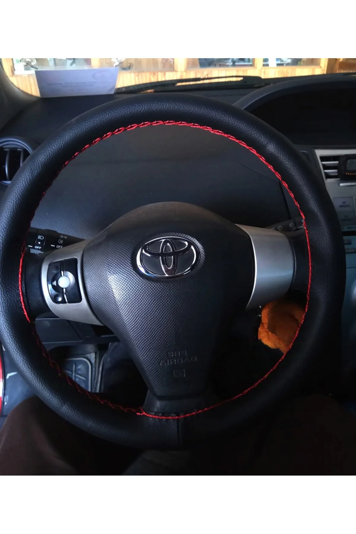 DİKİŞLİ DİREKSİYON KILIFI SİYAH DERİ KIRMIZI DİKİŞLİ TOYOTA YARİS