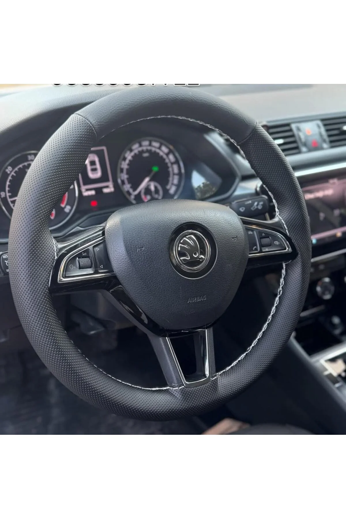 DİKİŞLİ DİREKSİYON KILIFI 2 PARÇA NOKTA / SİYAH DERİ BEYAZ DİKİŞLİ SKODA OCTAVİA SÜPERB