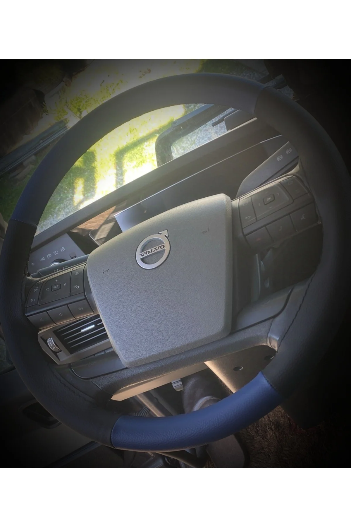 DİKİŞLİ DİREKSİYON KILIFI SİYAH DERİ MAVİ DERİ SİYAH DİKİŞLİ YENİ VOLVO TIR KAMYON İÇİN