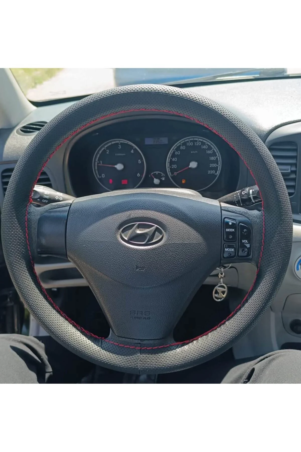 DİKİŞLİ DİREKSİYON KILIFI NOKTALI DERİ KIRMIZI DİKİŞLİ HYUNDAİ ACCENT ERA ATOS GETZ İÇİN DİKİŞLİ DİREKSİYON KILIFI NOKTALI DERİ KIRMIZI DİKİŞLİ HYUNDAİ ACCENT ERA ATOS GETZ İÇİN