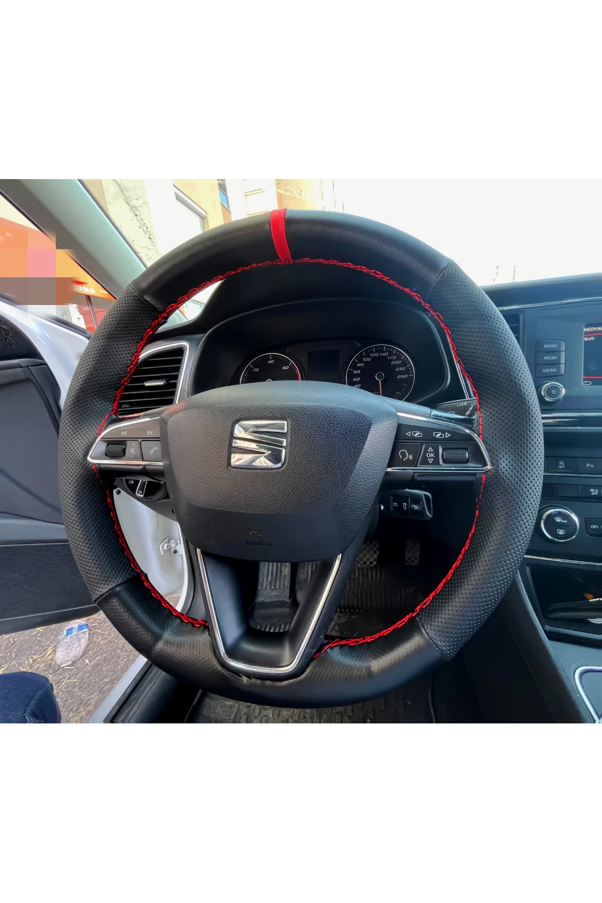 DİKİŞLİ DİREKSİYON KILIFI NOKTALI DERİ MİNİKARE KARBON DERİ KIRMIZI YÜZÜK / DİKİŞLİ SEAT LEON