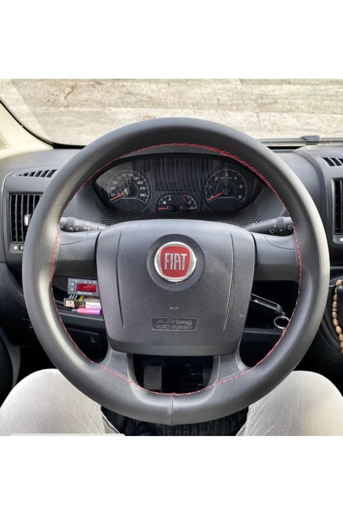 DİKİŞLİ DİREKSİYON KILIFI SİYAH DERİ KIRMIZI DİKİŞLİ FIAT DUCATO İÇİN