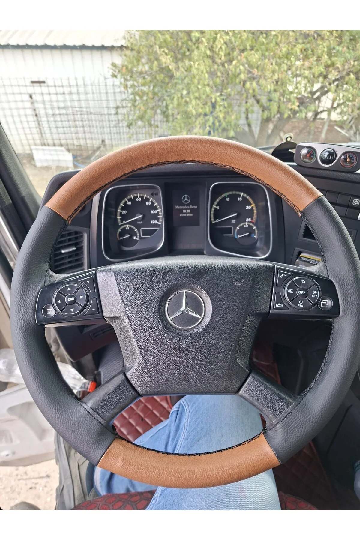 DİKİŞLİ DİREKSİYON KILIFI TABA SİYAH DERİ SİYAH DİKİŞLİ MERCEDES ACTROS 1848 VE BU DİREKSİYON