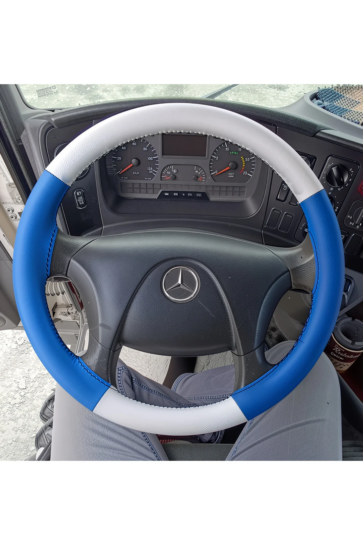 DİKİŞLİ DİREKSİYON KILIFI BEYAZ / MAVİ DERİ SİYAH DİKİŞ MERCEDES (FOTODAKİ) TIR KAMYON İÇİN