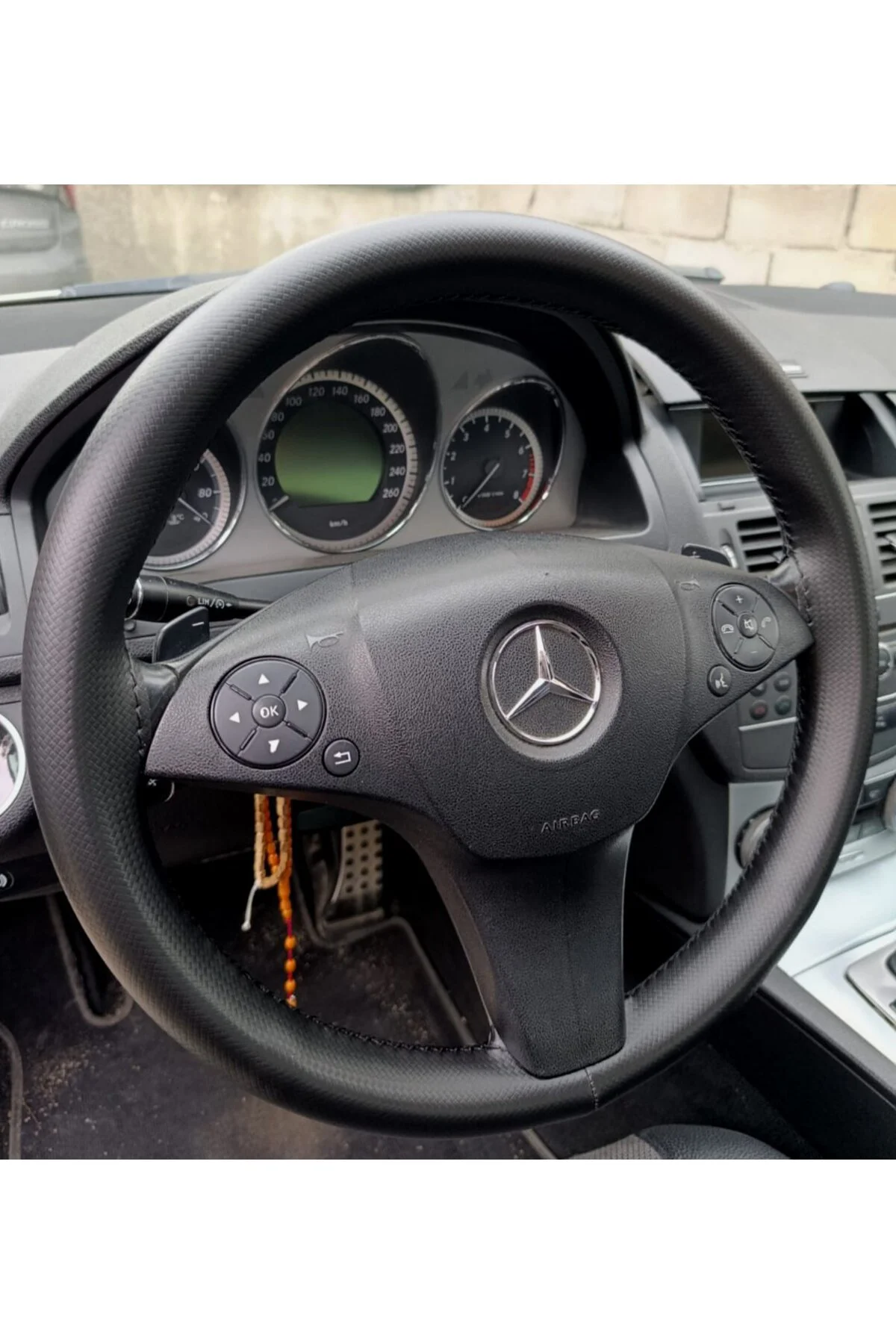 DİKİŞLİ DİREKSİYON KILIFI MİNİKARE KARBON DERİ SİYAH DİKİŞ MERCEDES C180 FOTODAKİ DİREKSİYON DİKİŞLİ DİREKSİYON KILIFI MİNİKARE KARBON DERİ SİYAH DİKİŞ MERCEDES C180 FOTODAKİ DİREKSİYON