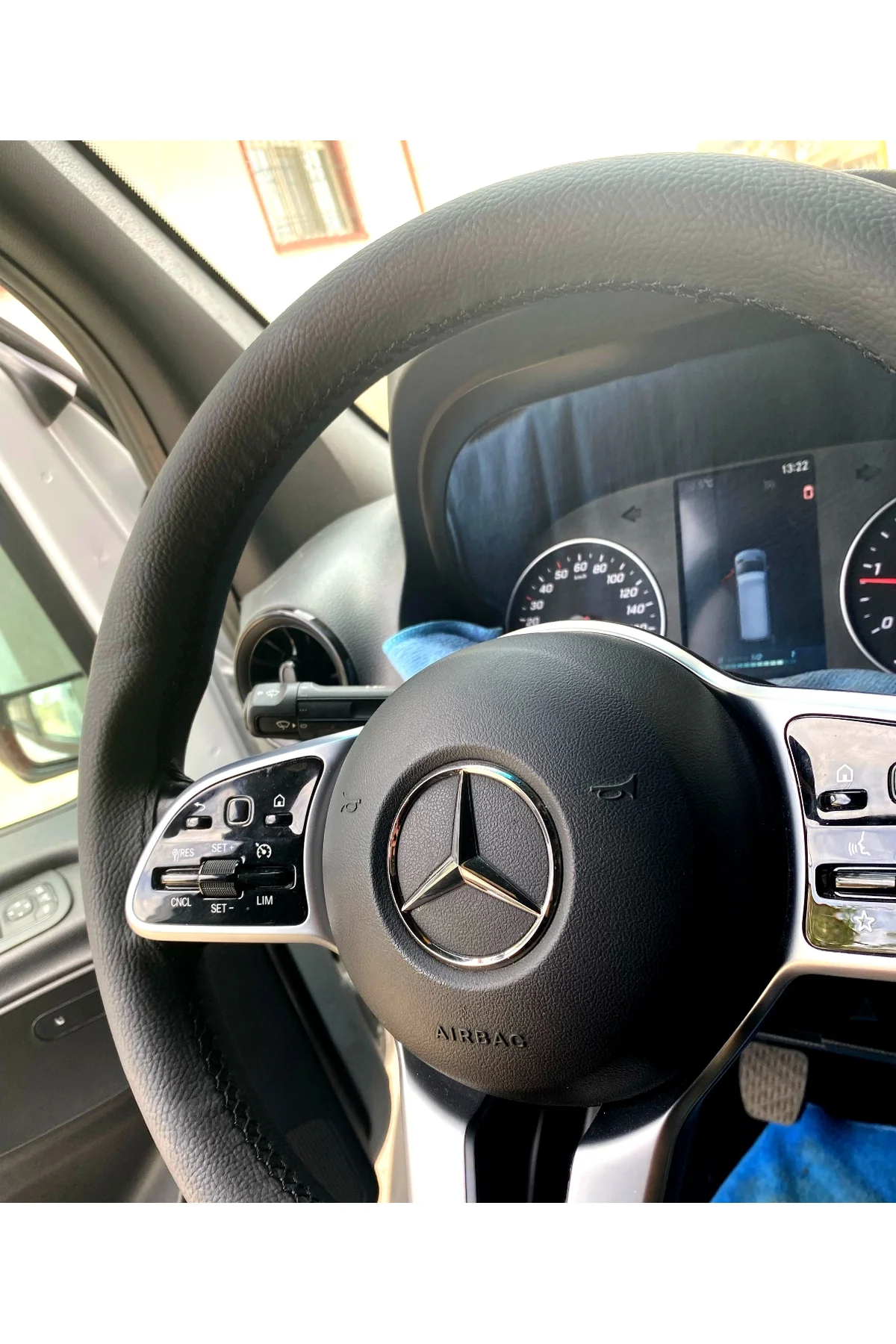 DİKİŞLİ DİREKSİYON KILIFI SİYAH DERİ SİYAH DİKİŞLİ MERCEDES SPRİN