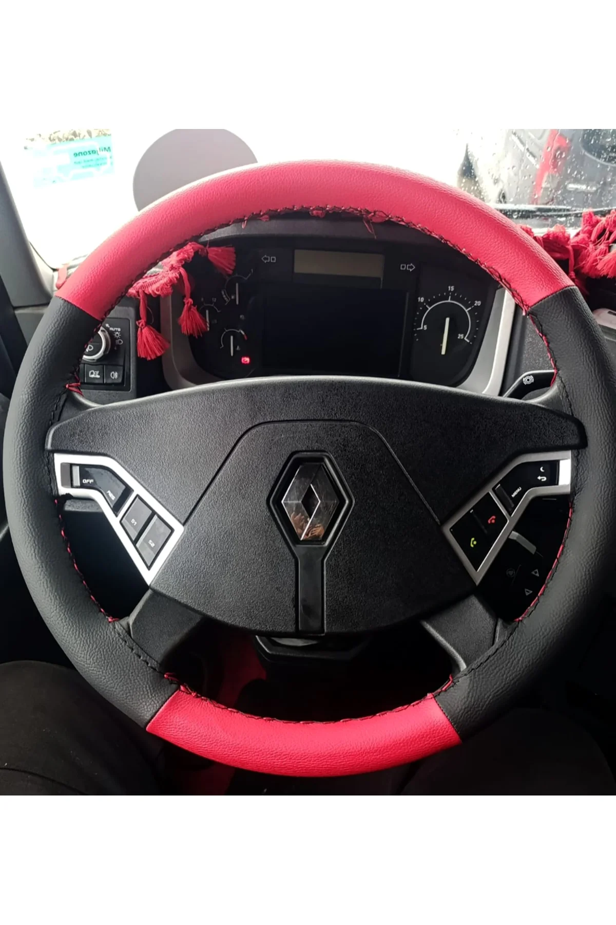 DİKİŞLİ DİREKSİYON KILIFI SİYAH DERİ KIRMIZI DERİ SİYAH DİKİŞLİ RENAULT TIR KAMYON (FOTODAKİ)