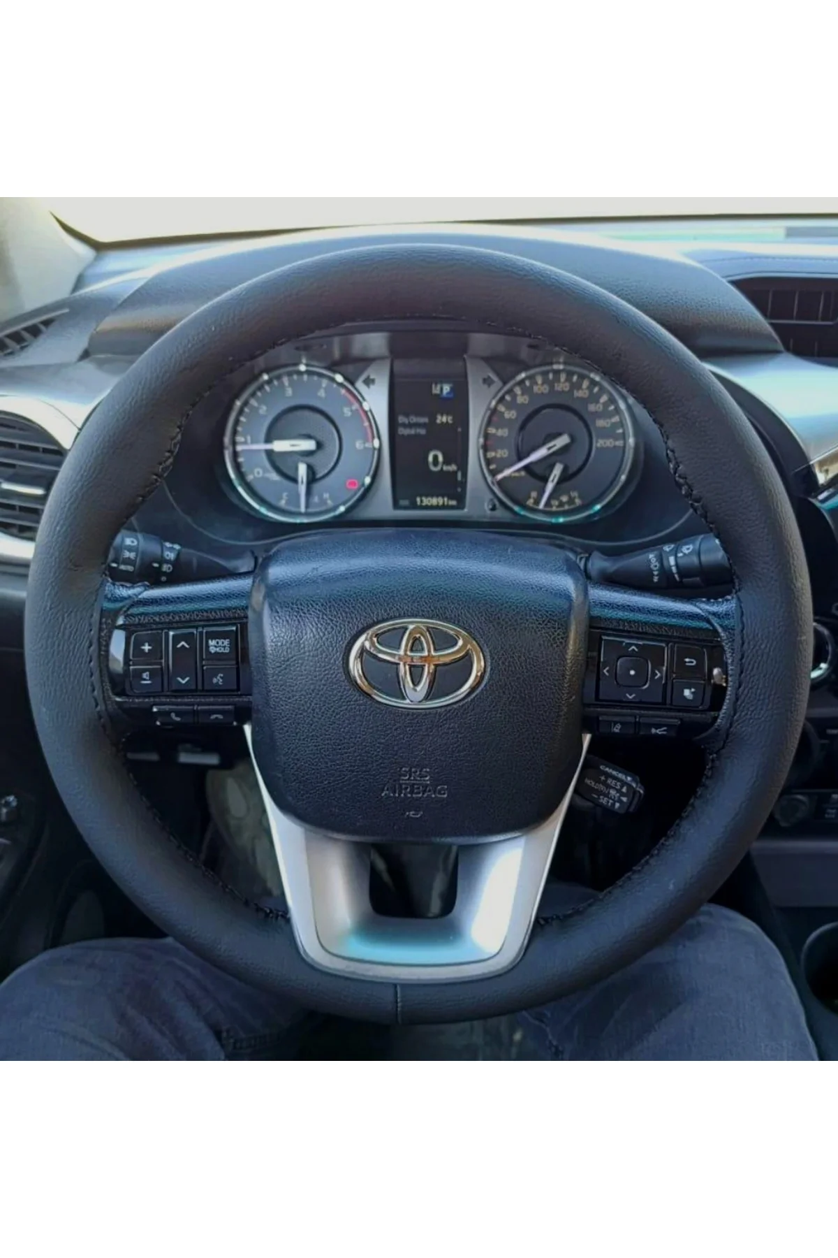 DİKİŞLİ DİREKSİYON KILIFI SİYAH DERİ SİYAH DİKİŞLİ TOYOTA HİLUX İ
