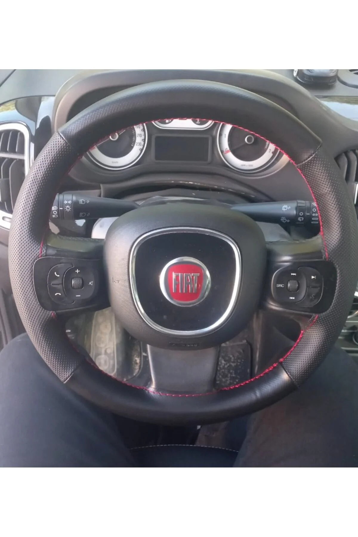 DİKİŞLİ DİREKSİYON KILIFI MİNİKARE / NOKTALI KIRMIZI DİKİŞLİ FIAT 500 İÇİN