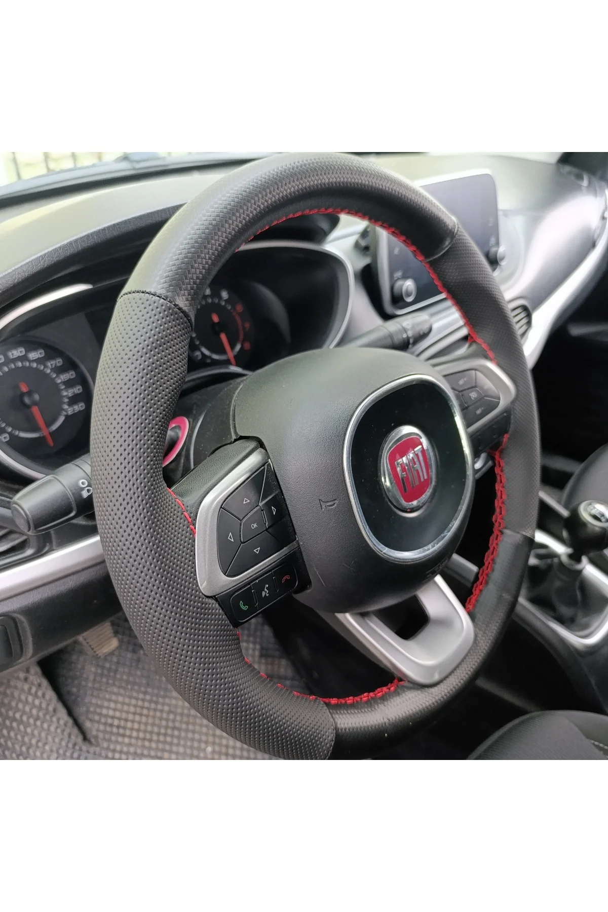 DİKİŞLİ DİREKSİYON KILIFI İTHAL KARBON DERİ NOKTALI DERİ KIRMIZI DİKİŞLİ FIAT EGEA İÇİN