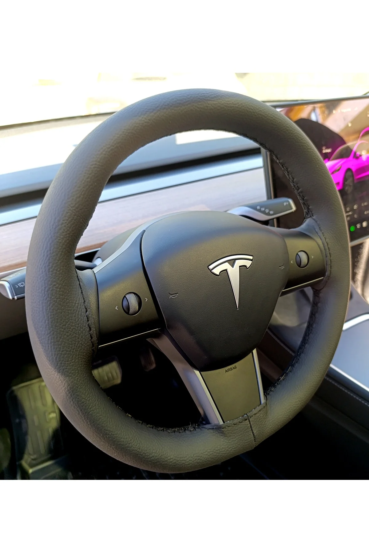DİKİŞLİ DİREKSİYON KILIFI SİYAH DERİ SİYAH DİKİŞLİ TESLA İÇİN