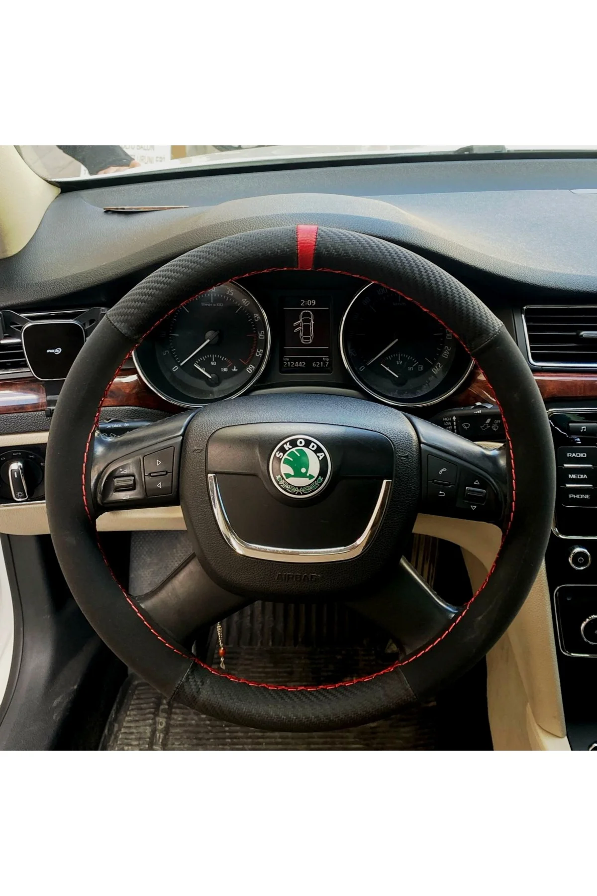 DİKİŞLİ DİREKSİYON KILIFI KARBON NUBUK KIRMIZI YÜZÜK KIRMIZI DİKİŞLİ SKODA SUPER B İÇİN