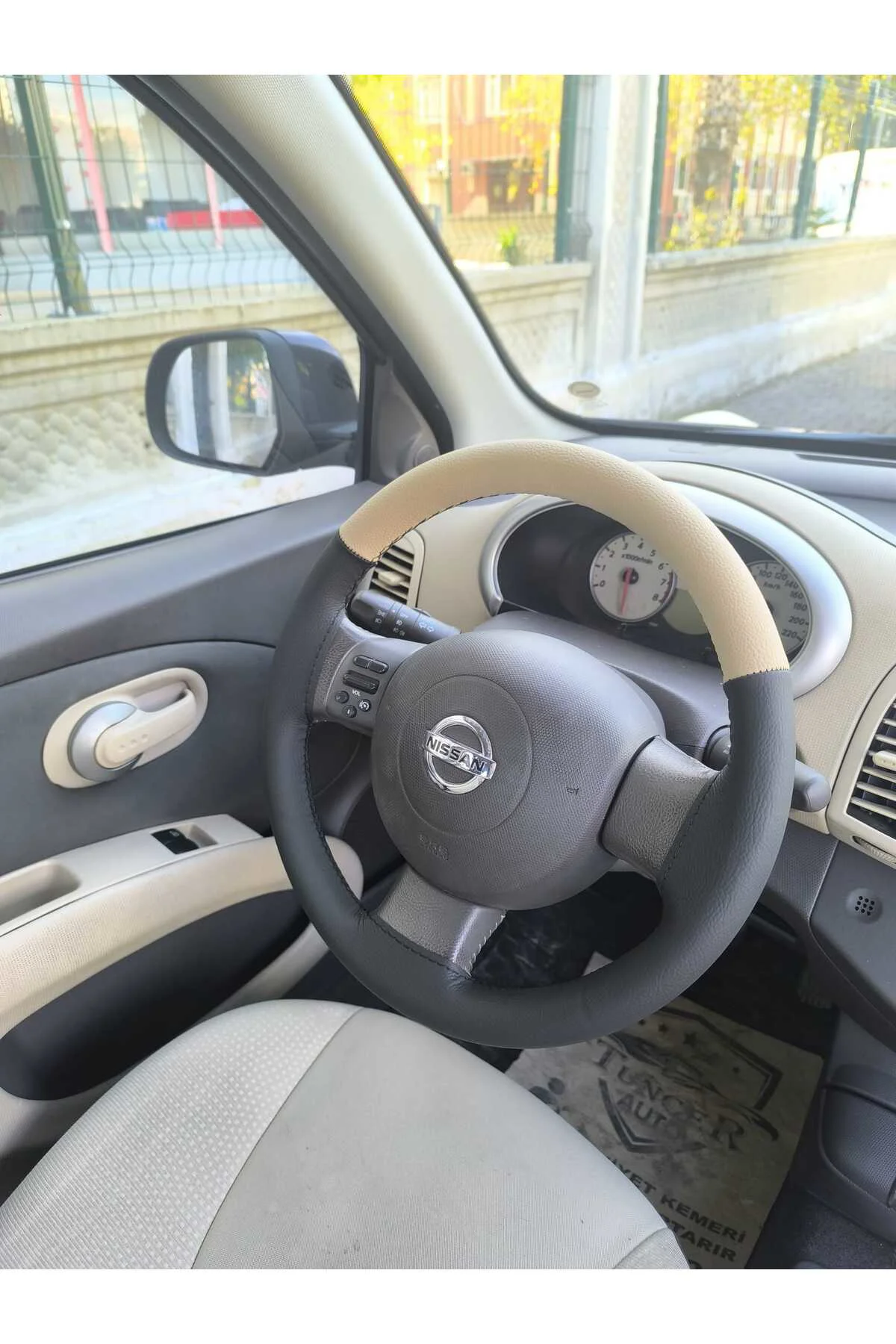 Dikişli Direksiyon Kılıfı Siyah/bej Deri Siyah Dikişli Nissan Micra İçin