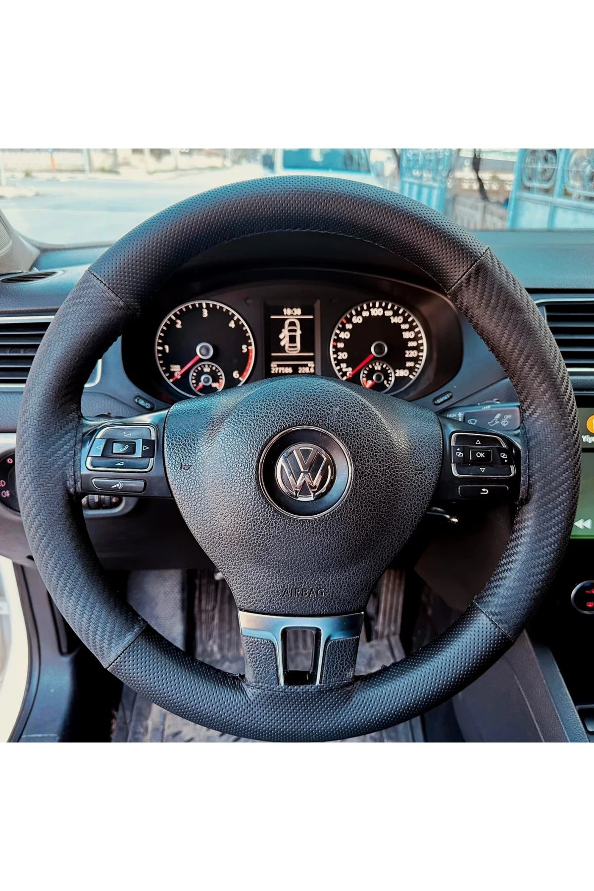 DİKİŞLİ DİREKSİYON KILIFI KARBON / NOKTA DERİ SİYAH DİKİŞLİ VOLKSWAGEN JETTA İÇİN