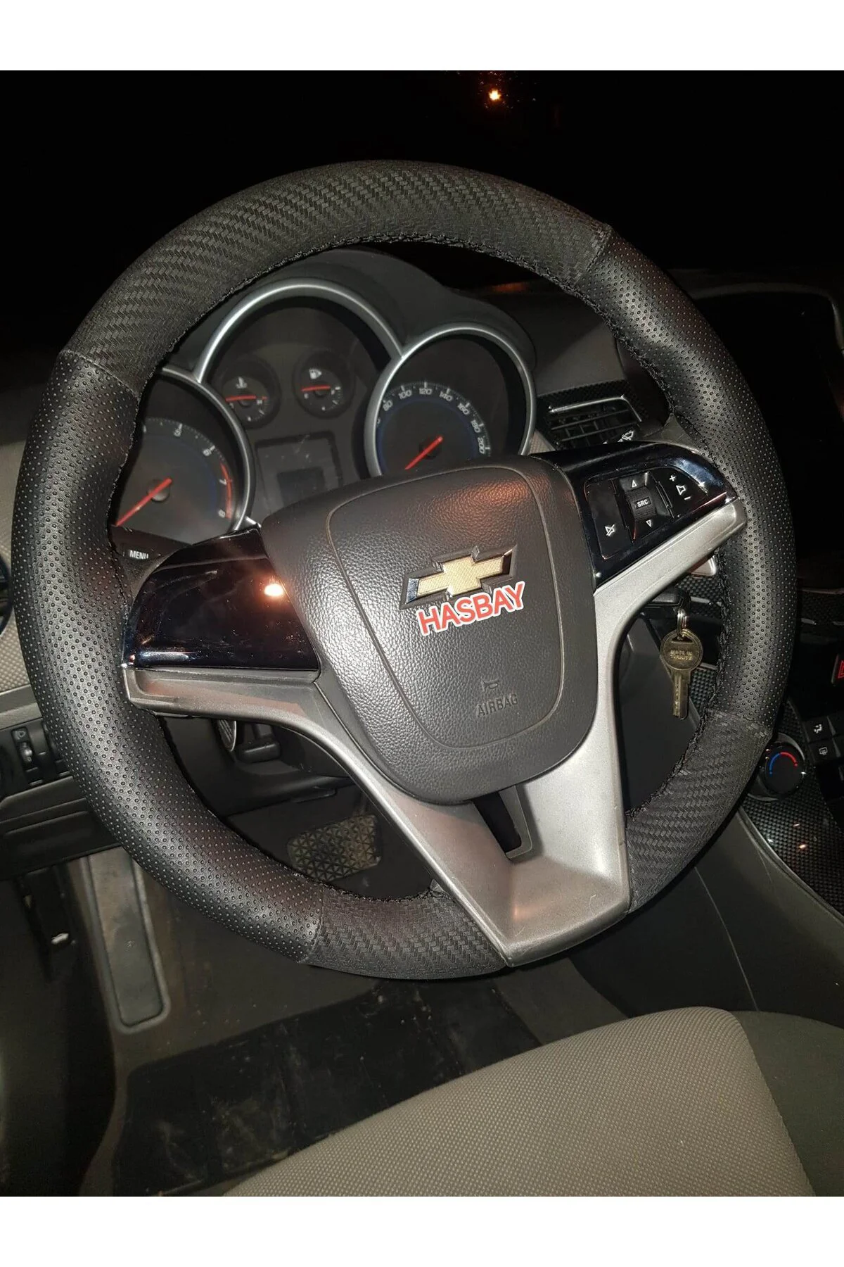 DİKİŞLİ DİREKSİYON KILIFI NOKTALI / KARBON DERİ SİYAH DİKİŞLİ CHEVROLET CRUZE İÇİN