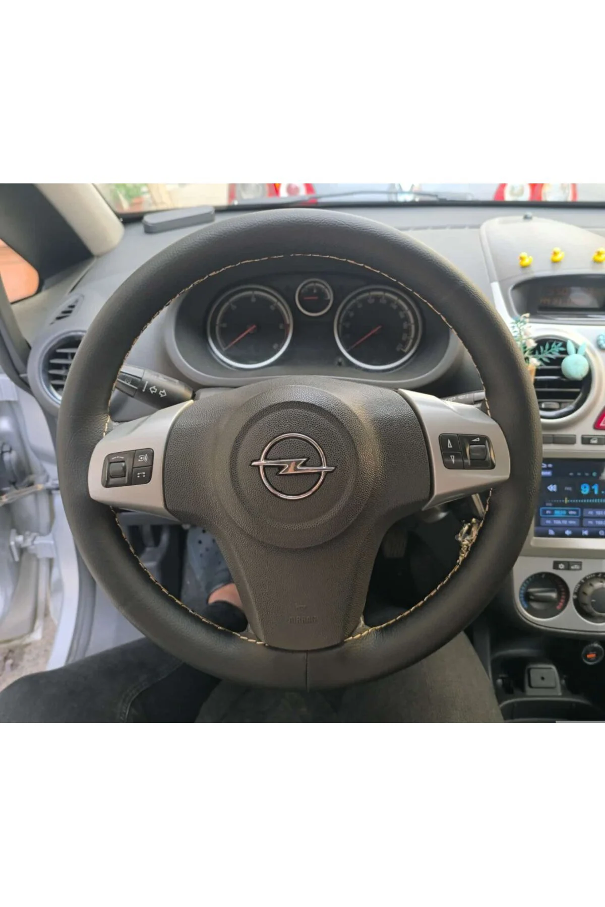 DİKİŞLİ DİREKSİYON KILIFI SİYAH BEJ DİKİŞLİ OPEL CORSA D İÇİN