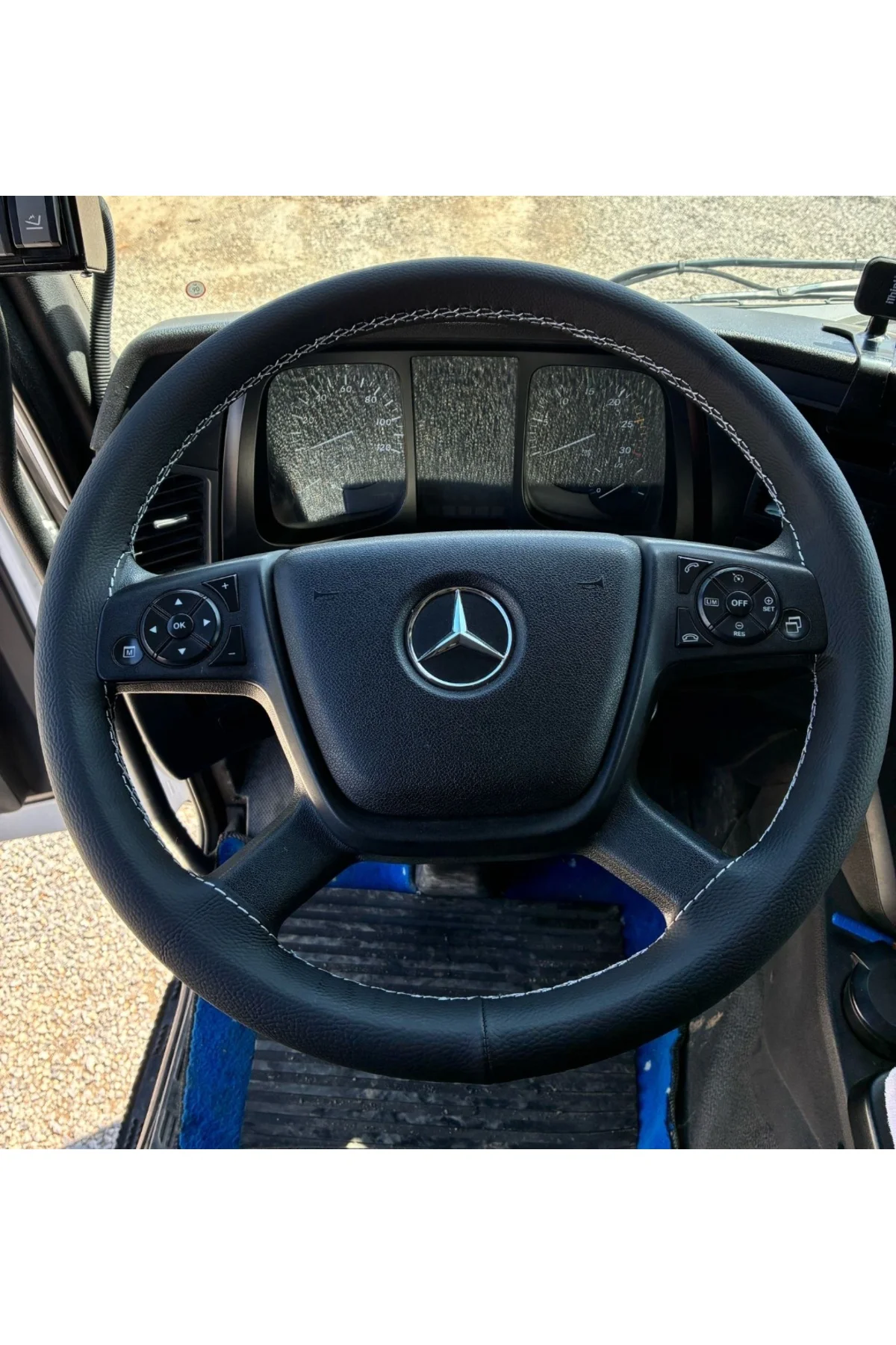 DİKİŞLİ DİREKSİYON KILIFI SİYAH DERİ GRİ DİKİŞLİ MERCEDES ACTROS İÇİN