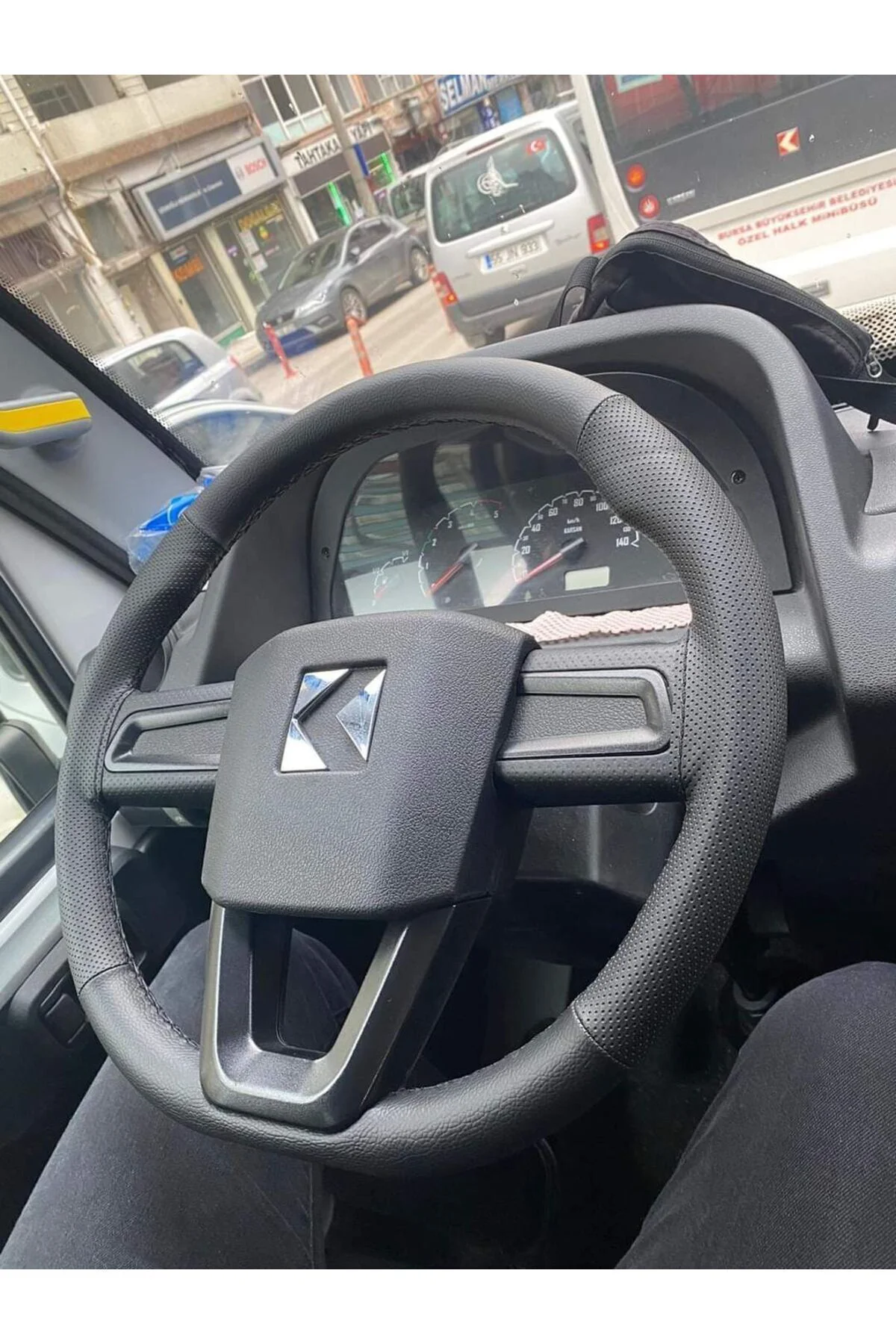 Dikişli Direksiyon Kılıfı Damarlı Noktalı Deri Siyah Dikişli Karsan Jest Son Kasa İçin