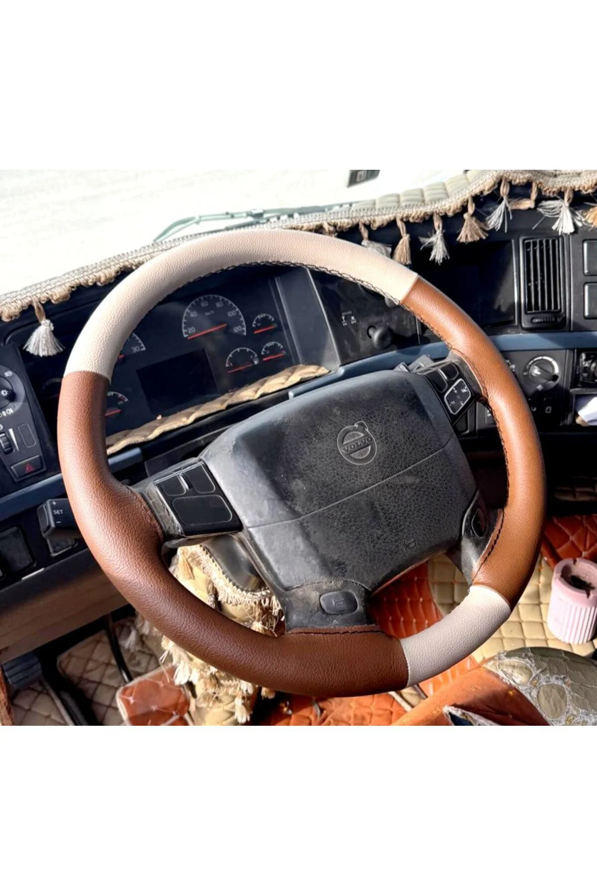 DİKİŞLİ DİREKSİYON KILIFI BEJ / TABA DERİ SİYAH DİKİŞLİ VOLVO TIR