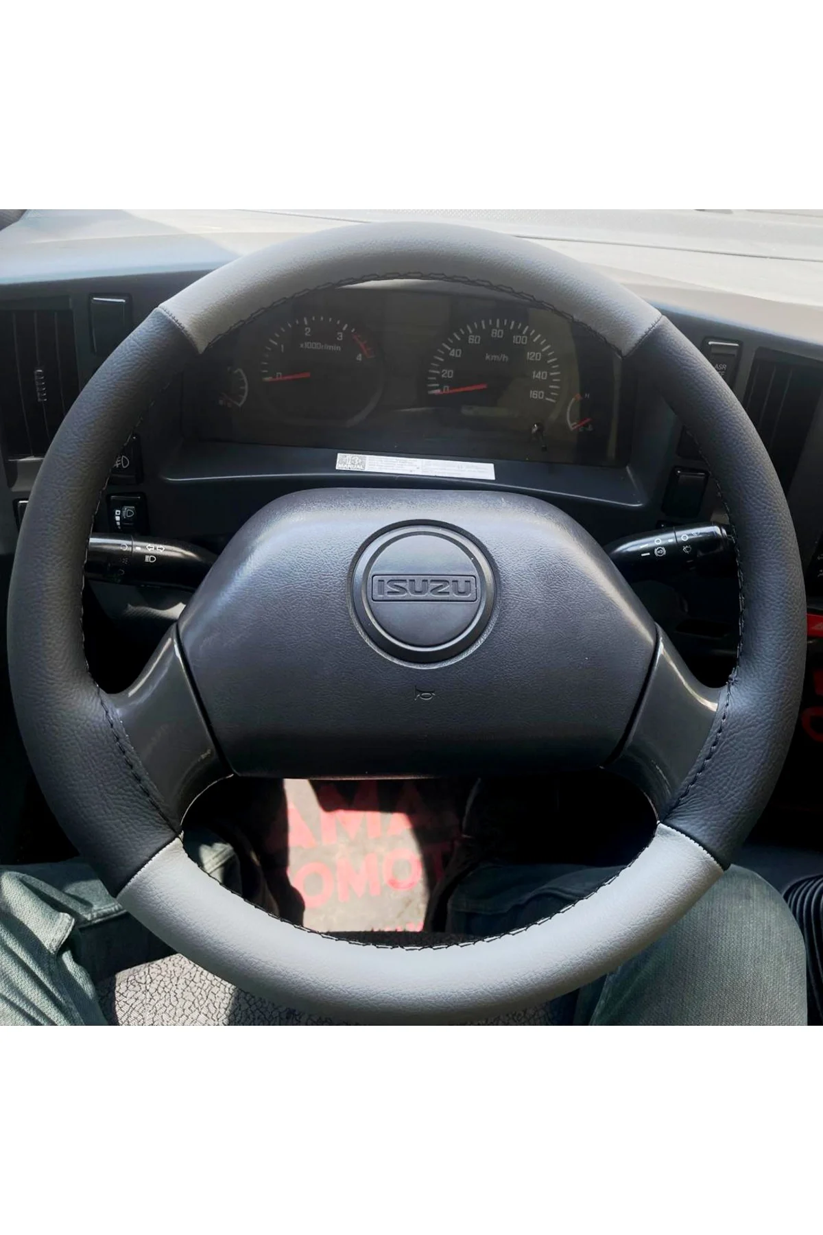 DİKİŞLİ DİREKSİYON KILIFI GRİ DERİ SİYAH DERİ SİYAH DİKİŞLİ ISUZU