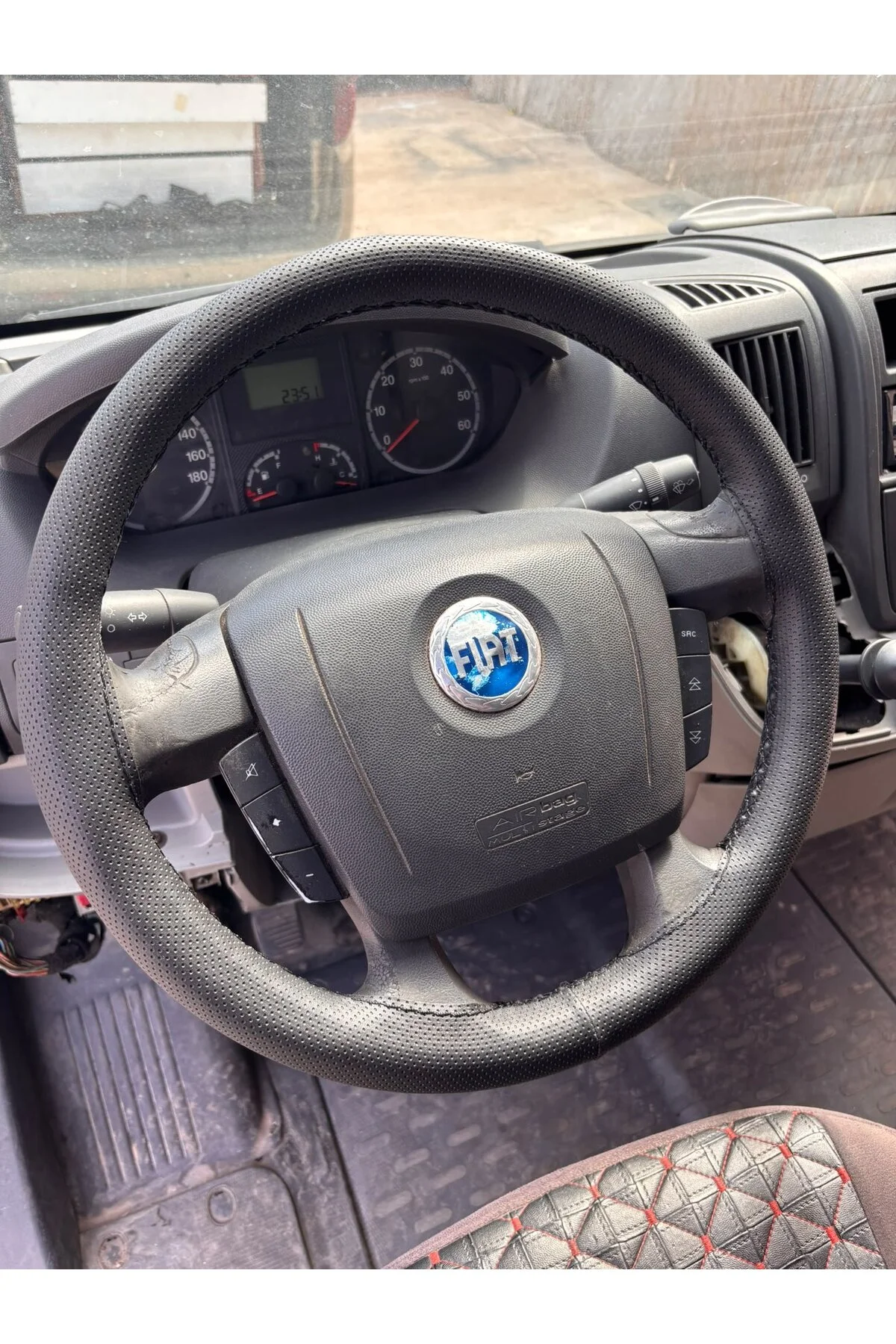 DİKİŞLİ DİREKSİYON KILIFI NOKTALI SİYAH DERİ SİYAH DİKİŞLİ FİAT DUCATO BU DİREKSİYON İÇİN
