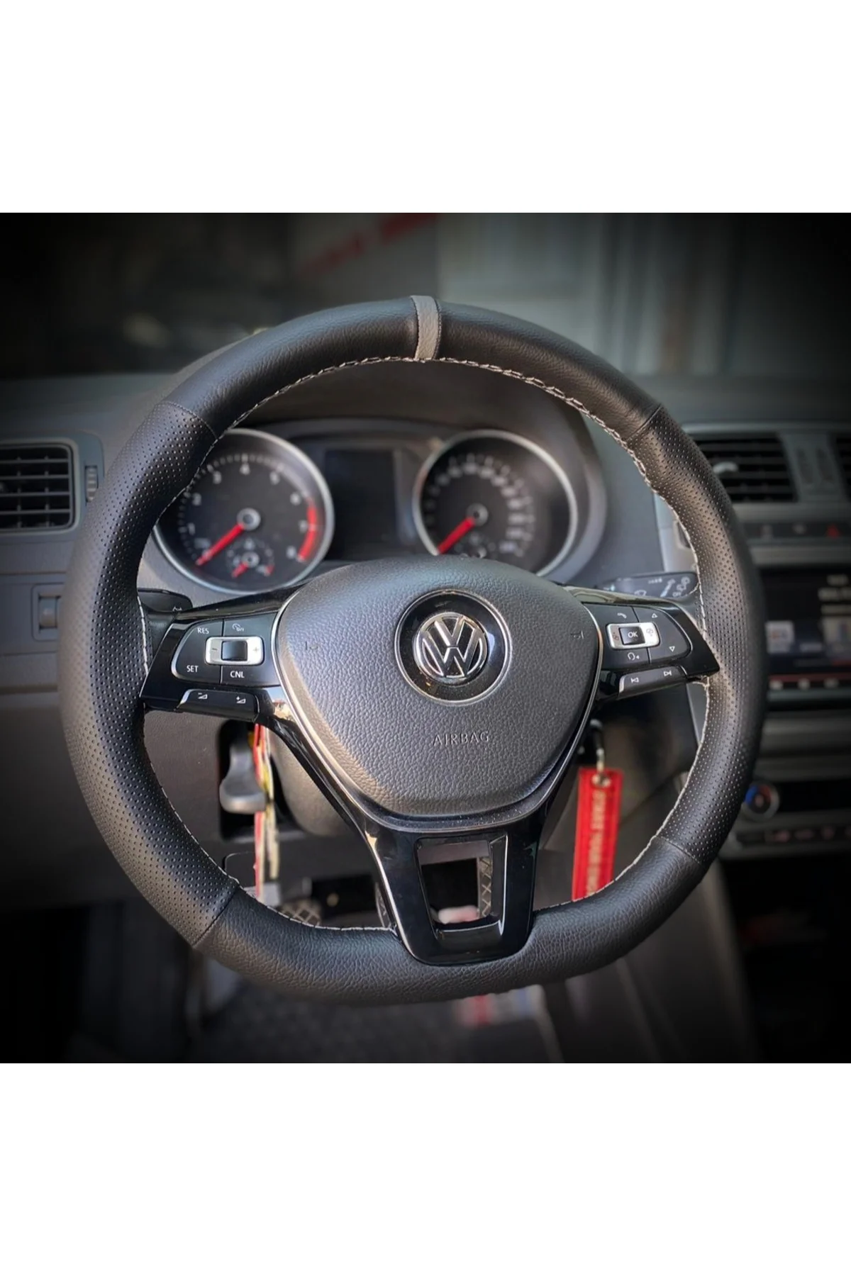 DİKİŞLİ DİREKSİYON KILIFI İTHAL SİYAH DERİ NOKTALI DERİ GRİ YÜZÜK GRİ DİKİŞLİ VW POLO İÇİN