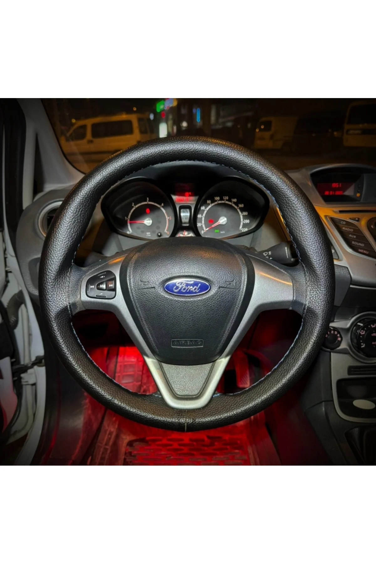 DİKİŞLİ DİREKSİYON KILIFI SİYAH DERİ GRİ DİKİŞLİ FORD CURRİER İÇİN