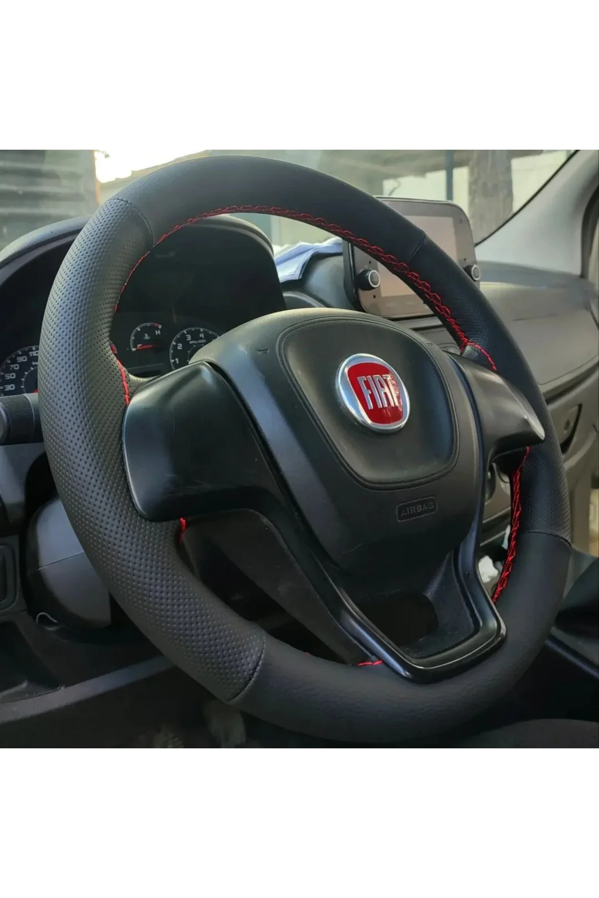 DİKİŞLİ DİREKSİYON KILIFI SİYAH / NOKTA DERİ KIRMIZI DİKİŞLİ FIAT