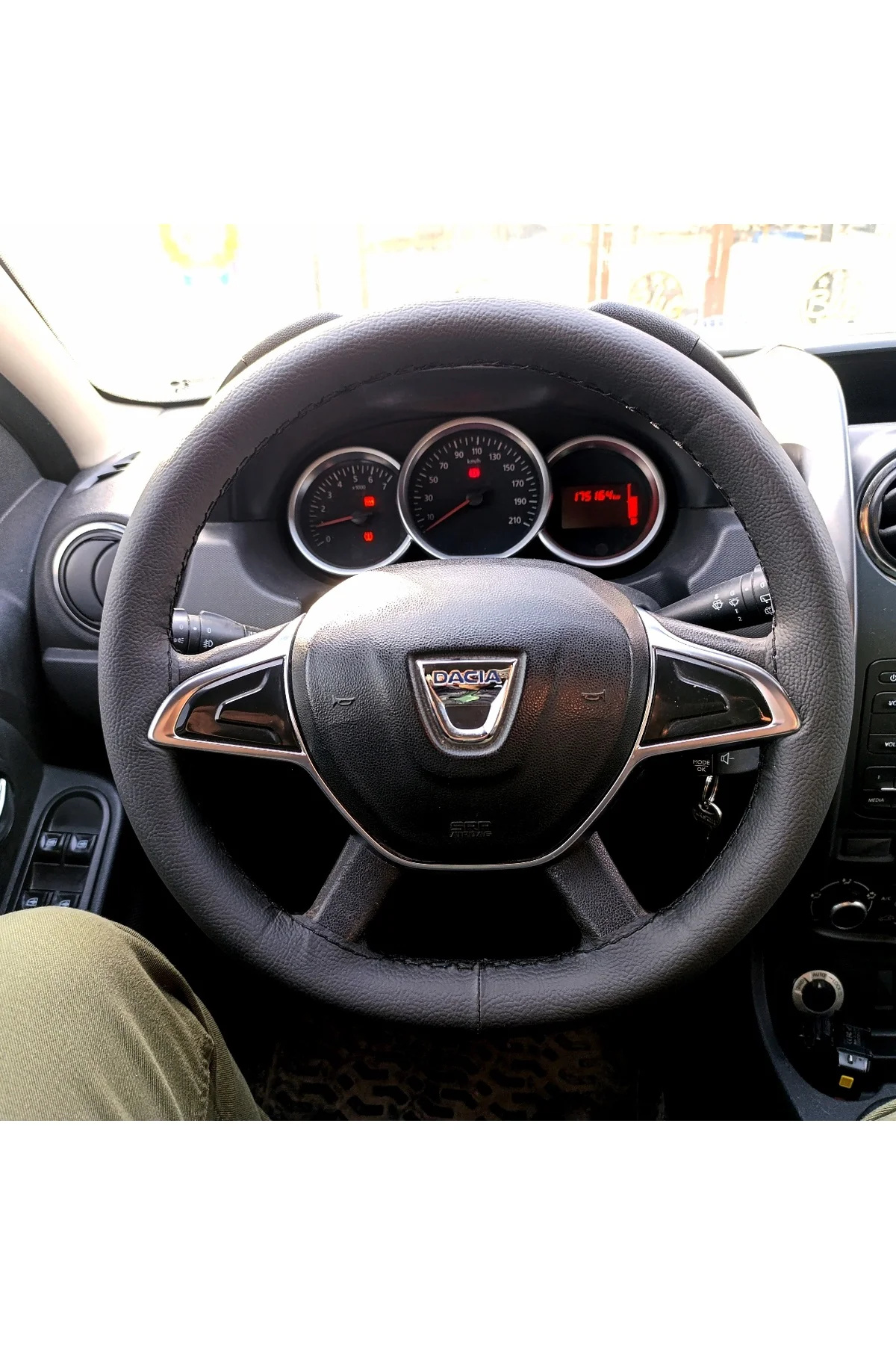 Dikişli Direksiyon Kılıfı Siyah Deri Siyah Dikişli Dacia Duster 4x4 İçin