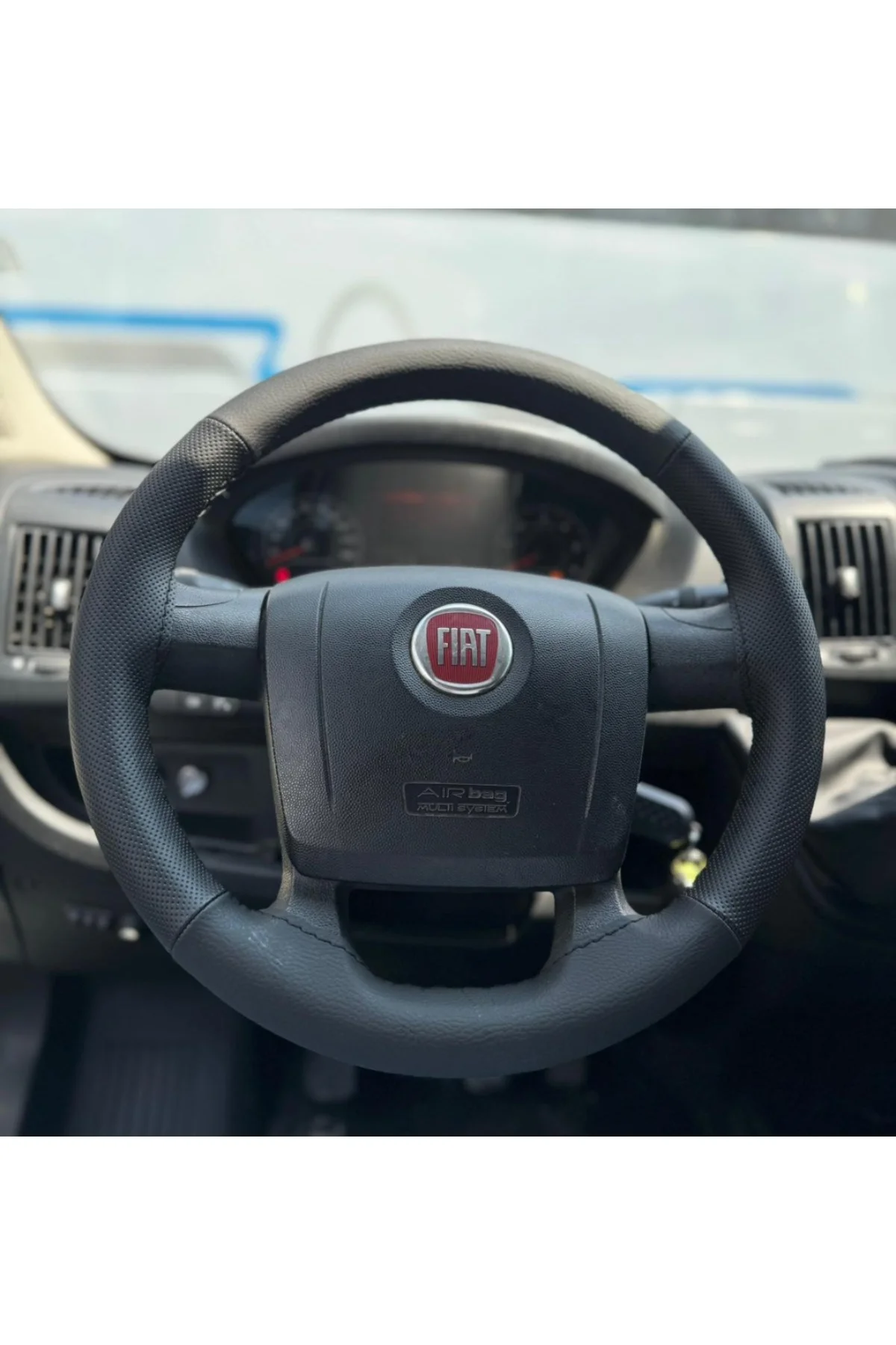 DİKİŞLİ DİREKSİYON KILIFI SİYAH DERİ NOKTALI DERİ SİYAH DİKİŞLİ FIAT (FOTODAKİ) DUCATO İÇİN