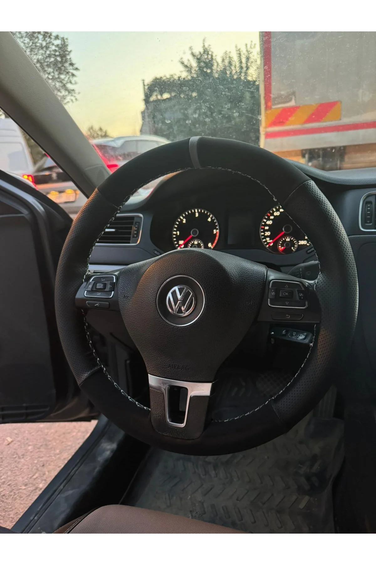 DİKİŞLİ DİREKSİYON KILIFI NOKTALI NUBUK GRİ YÜZÜK GRİ DİKİŞ VW JE