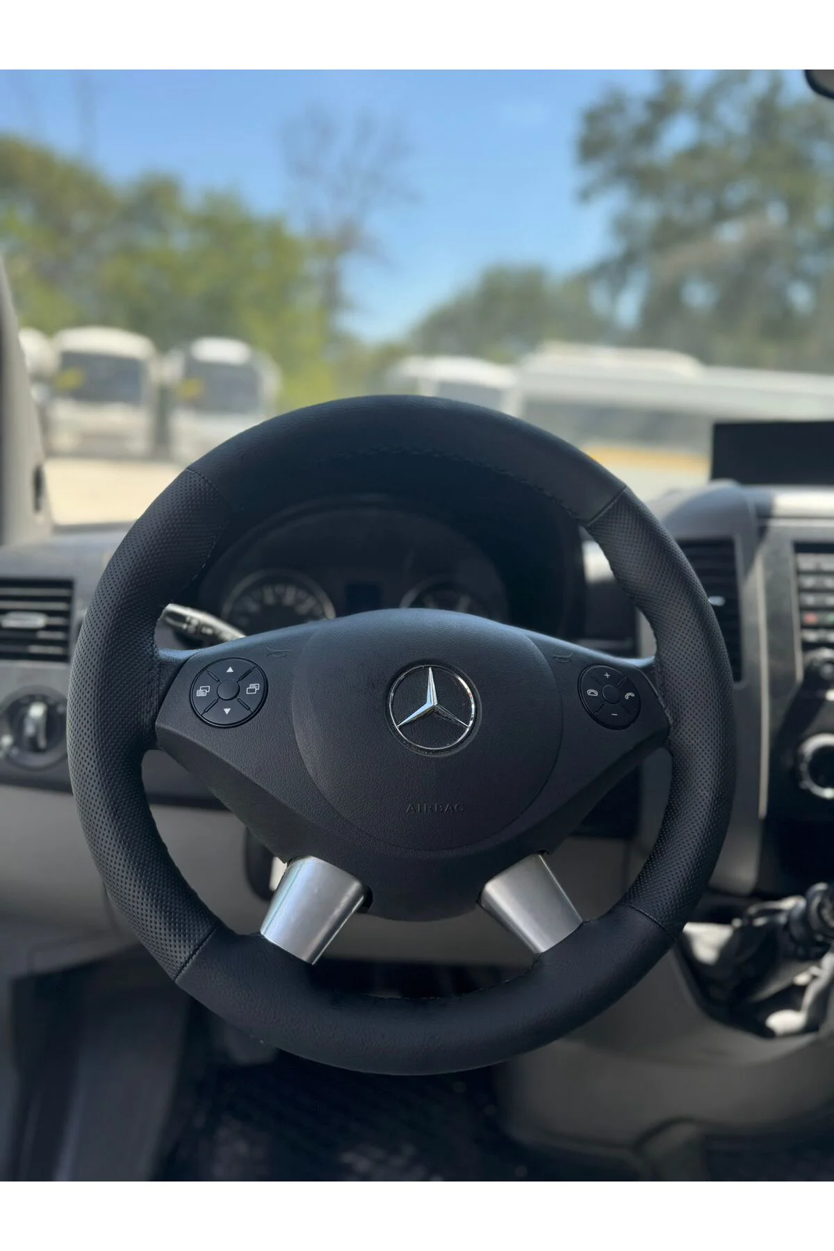 DİKİŞLİ DİREKSİYON KILIFI SİYAH DERİ NOKTALI DERİ SİYAH DİKİŞLİ MERCEDES YENİ SPRİNTER Fiyatı, Yorumları ve Özellikleri