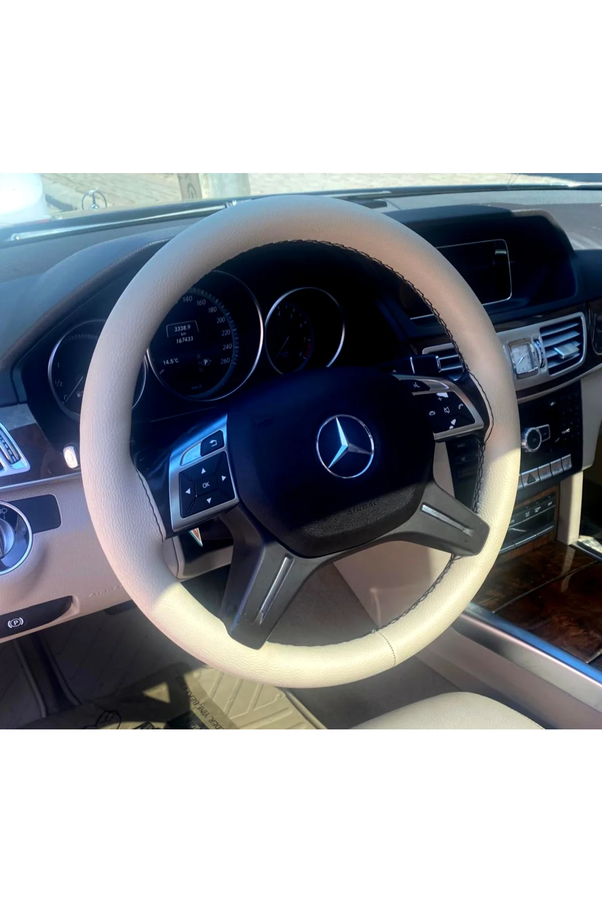 DİKİŞLİ DİREKSİYON KILIFI BEJ DERİ SİYAH DİKİŞLİ MERCEDES E İÇİN