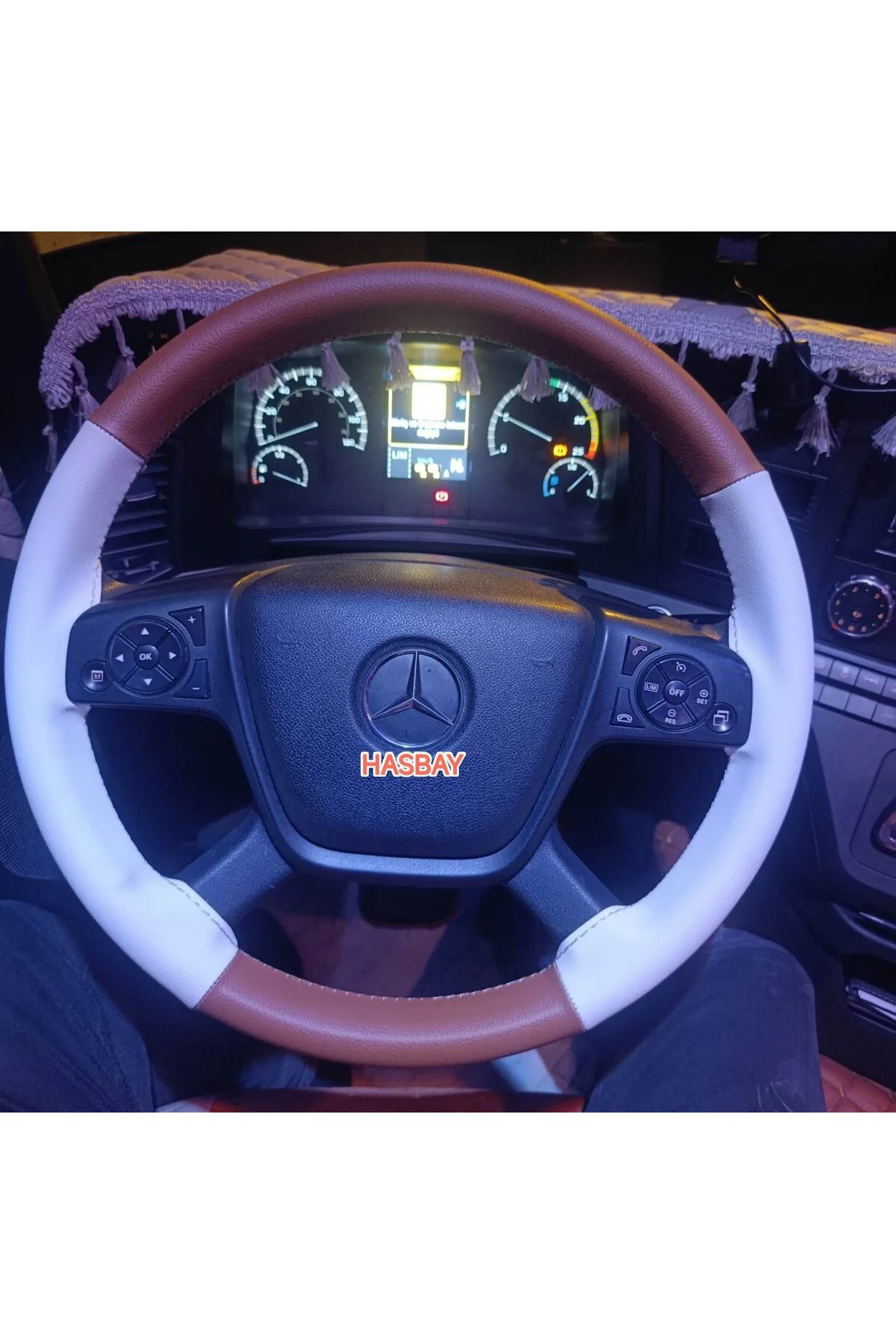 DİKİŞLİ DİREKSİYON KILIFI TABA / BEYAZ DERİ BEYAZ DİKİŞLİ MERCEDES TIR KAMYON İÇİN