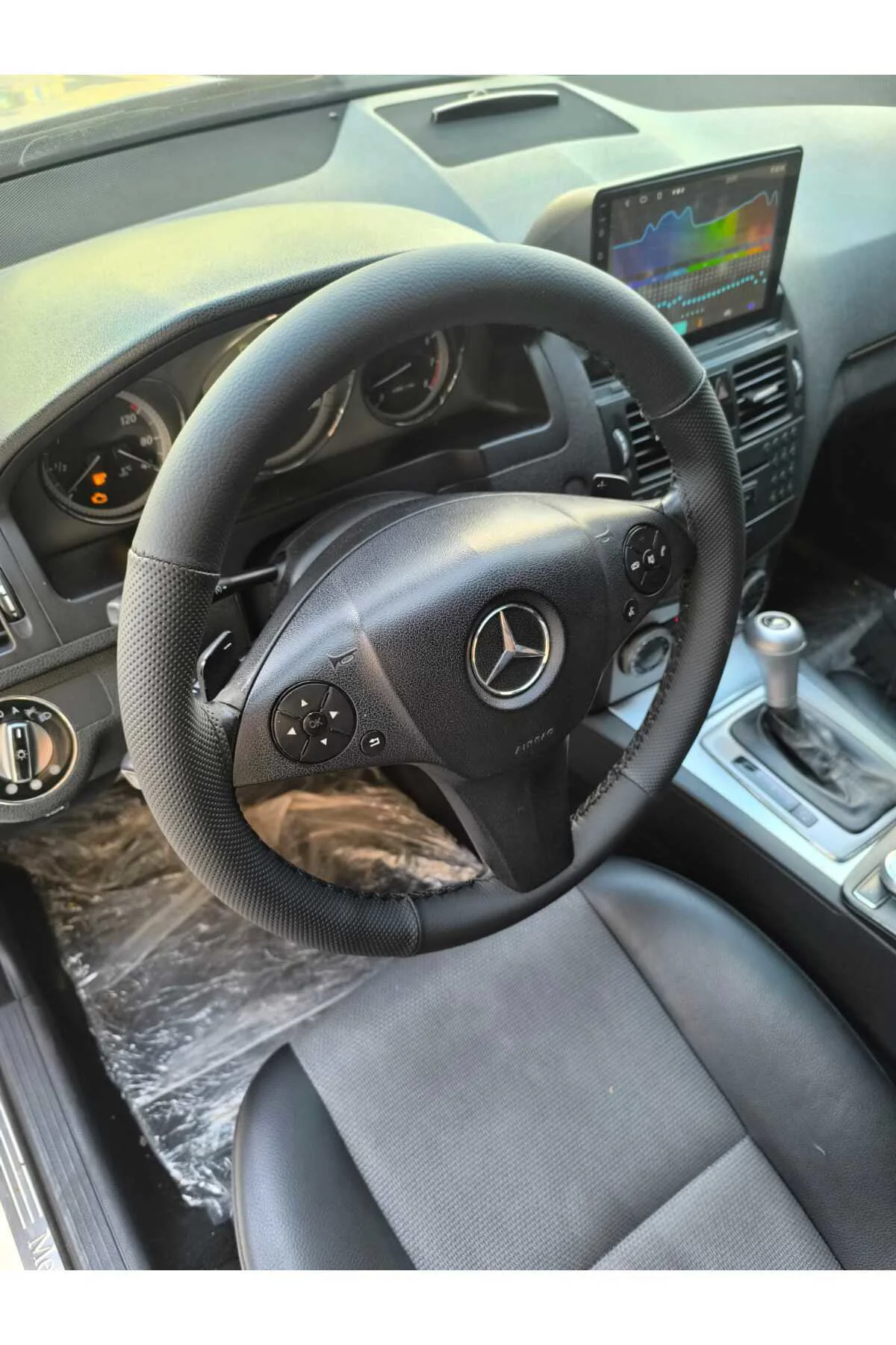 DİKİŞLİ DİREKSİYON KILIFI İTHAL SİYAH DERİ NOKTALI DERİ SİYAH DİKİŞLİ MERCEDES C180 İÇİN