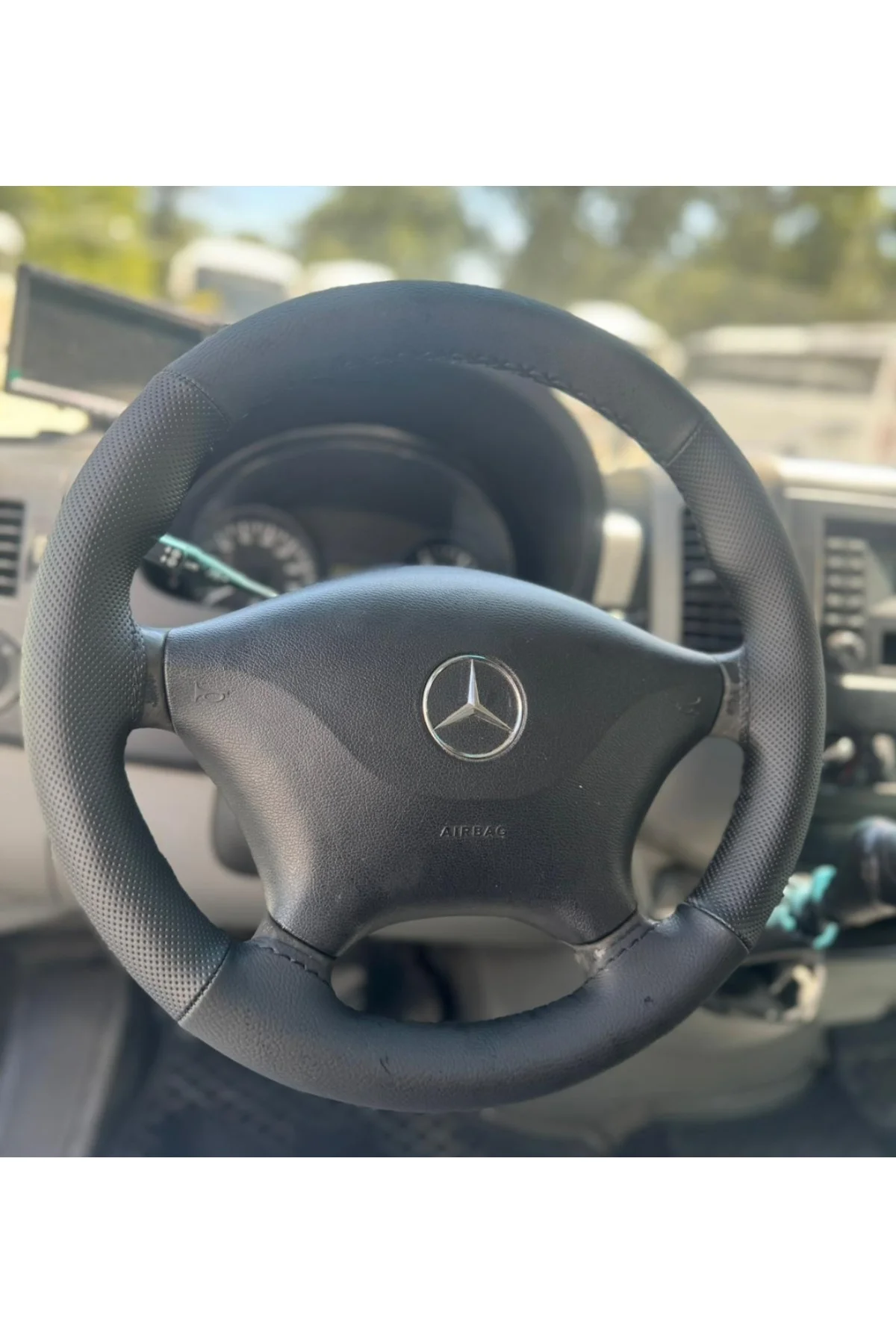 DİKİŞLİ DİREKSİYON KILIFI SİYAH DERİ NOKTALI DERİ SİYAH DİKİŞLİ VW CRAFTER