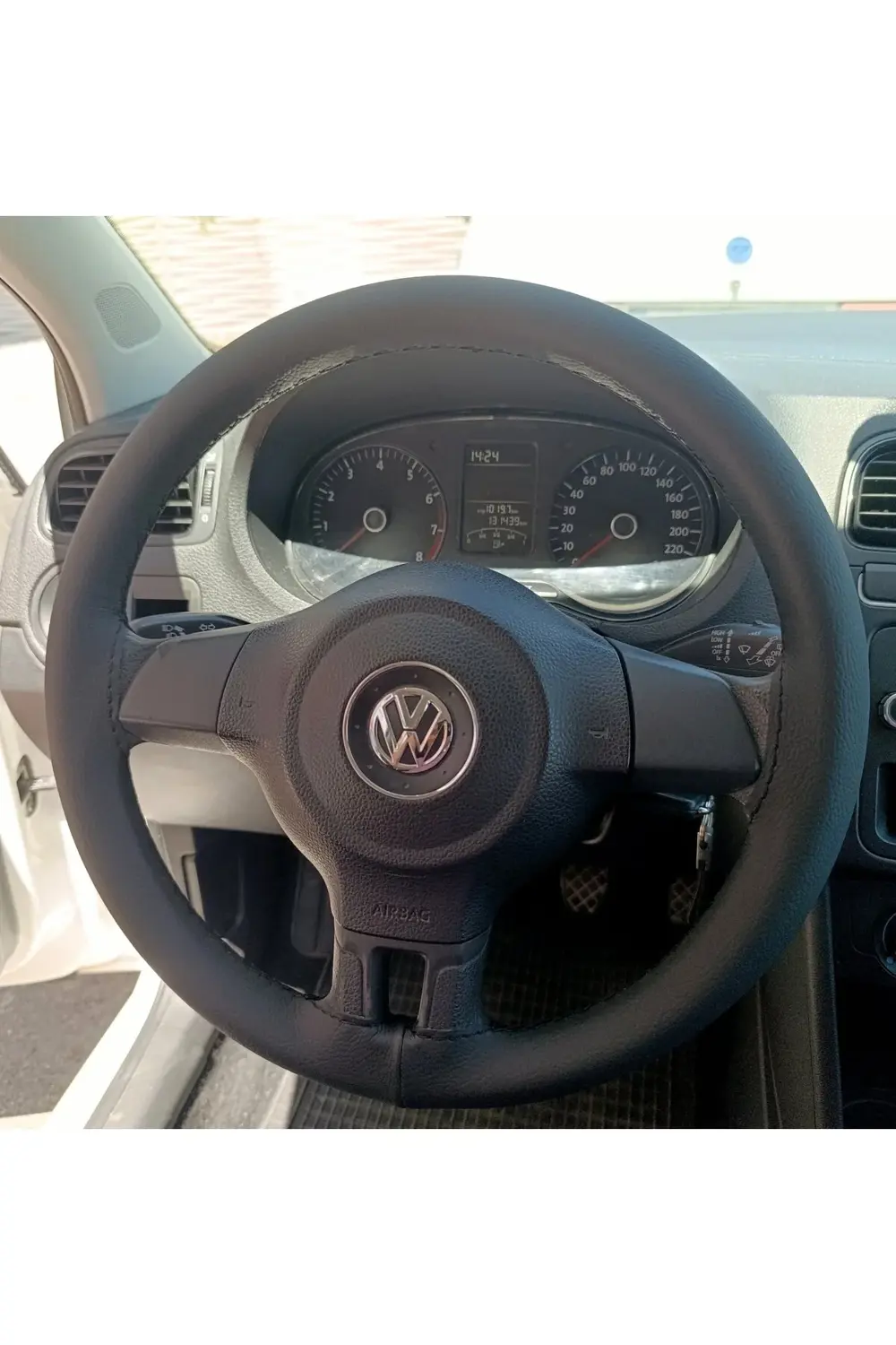 DİKİŞLİ DİREKSİYON KILIFI İT-HAL SİYAH DERİ SİYAH DİKİŞLİ VW POLO