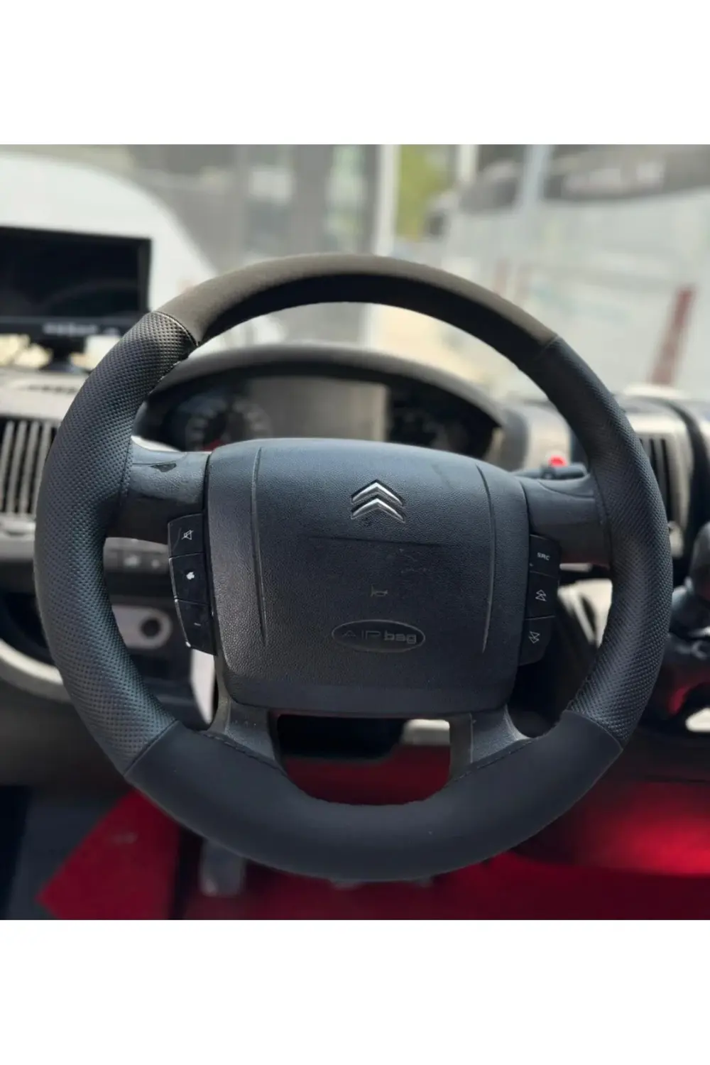 DİKİŞLİ DİREKSİYON KILIFI NOKTALI DERİ NUBUK DERİ SİYAH DİKİŞLİ C