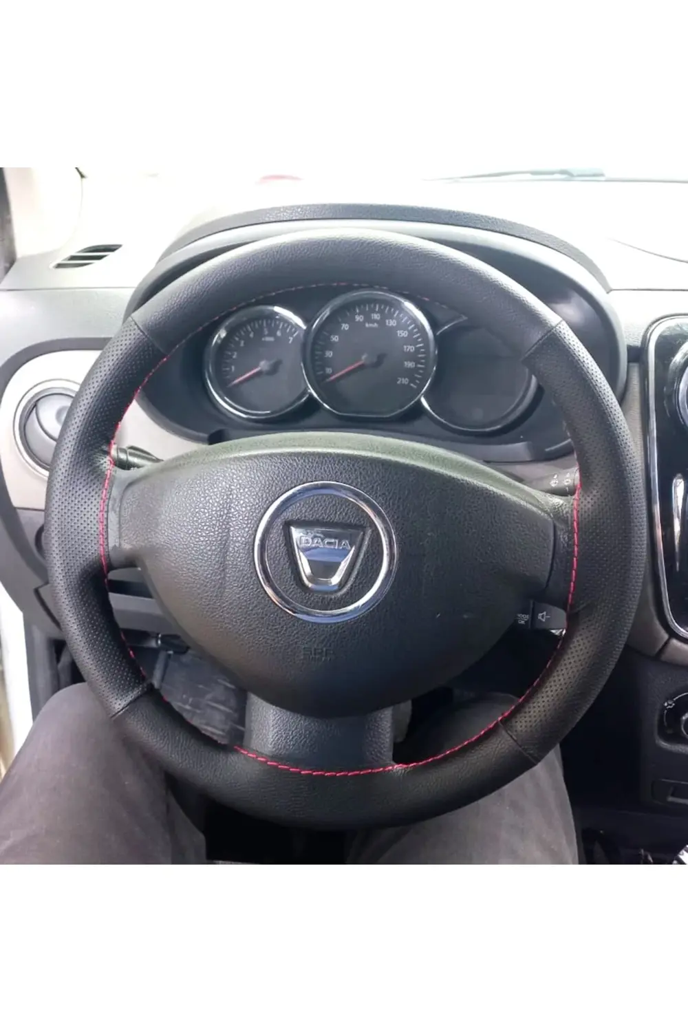 DİKİŞLİ DİREKSİYON KILIFI NOKTALI SİYAH KIRMIZI DİKİŞLİ DACİA LOD