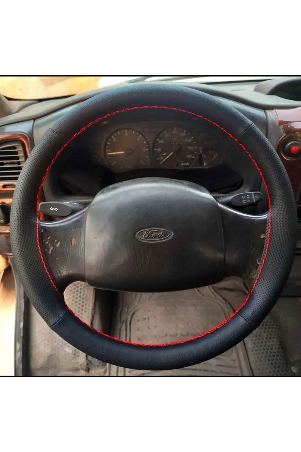 DİKİŞLİ DİREKSİYON KILIFI NOKTALI/SİYAH DERİ KIRMIZI DİKİŞLİ FORD