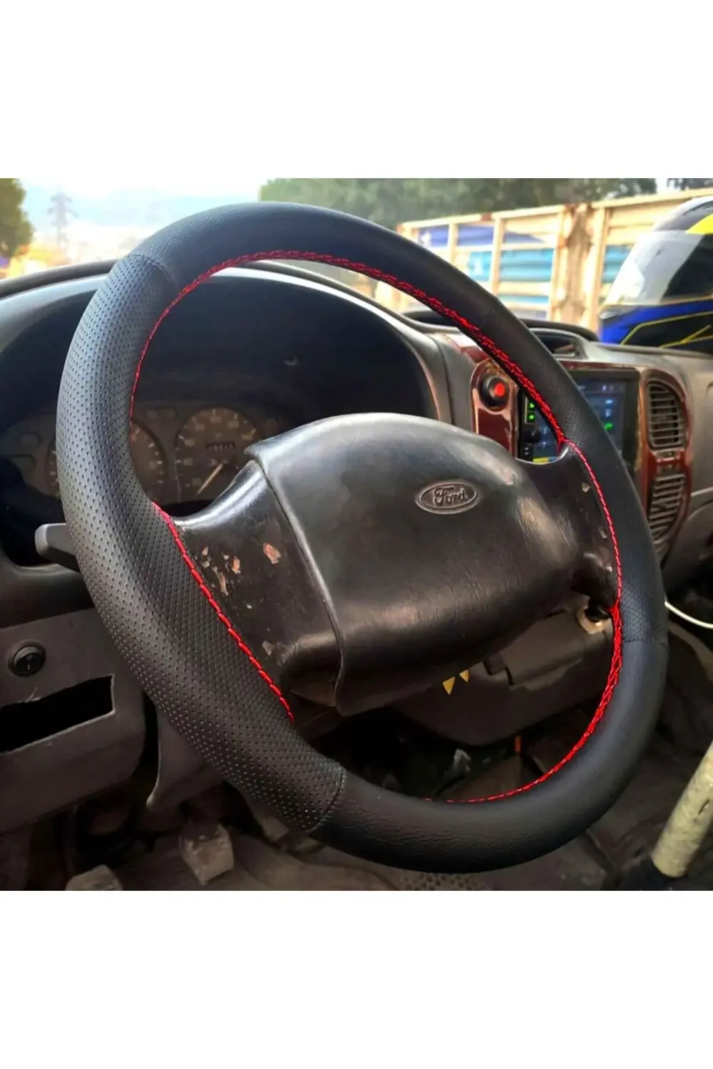 DİKİŞLİ DİREKSİYON KILIFI NOKTALI/SİYAH DERİ KIRMIZI DİKİŞLİ FORD